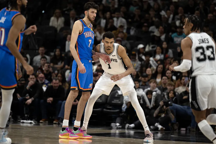 Forward Victor Wembanyama #1 of the San Antonio Spurs guards Oklahoma City Thunder Forward Chet Holmgren #7 as we look at the closing NBA Rookie of the Year odds for the 2023-24 NBA season.