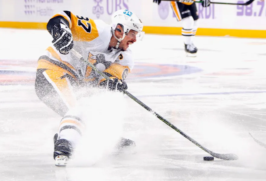 Pittsburgh Penguins center Sidney Crosby stops with the puck, with ice flying, against the New York Islanders. 