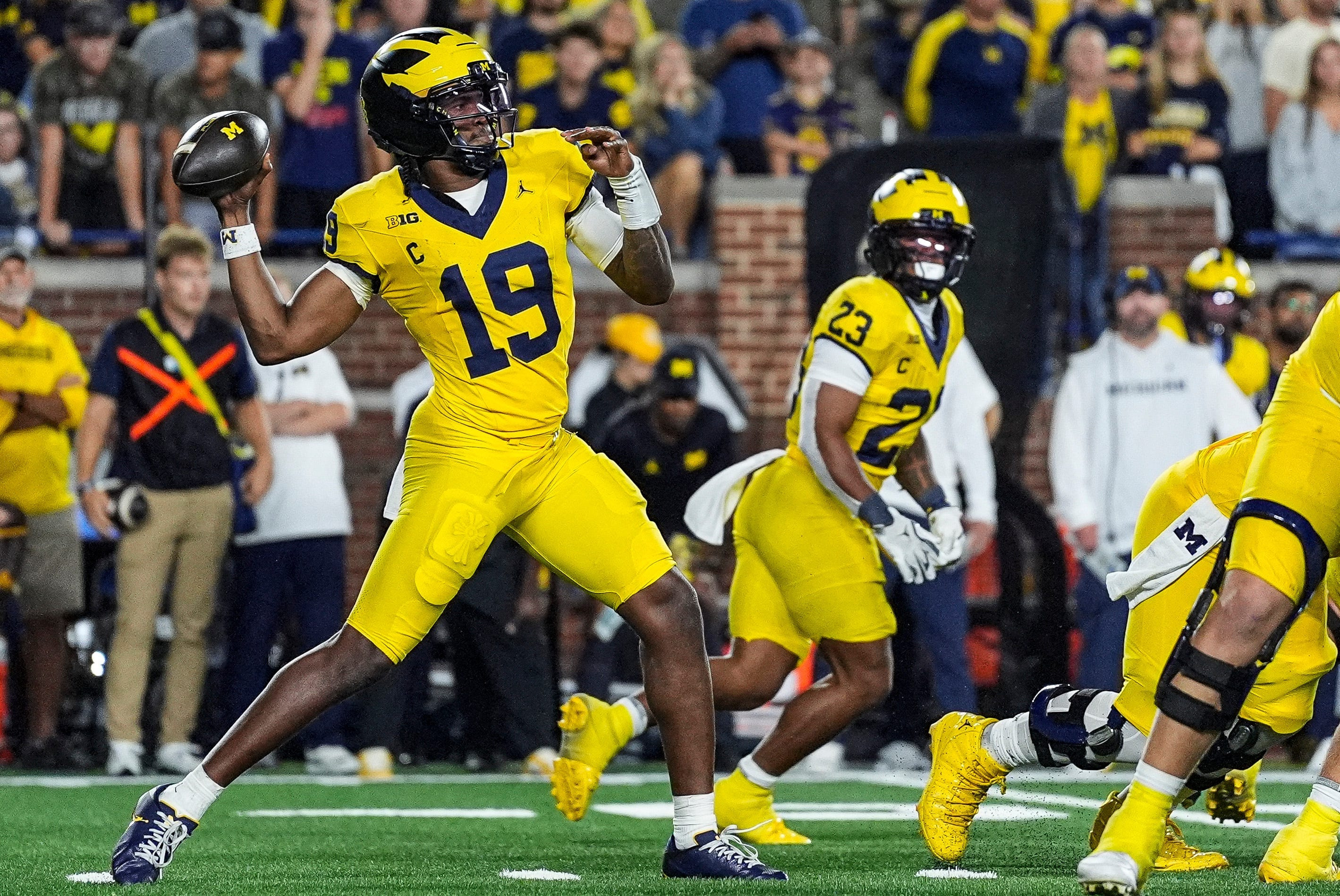 Michigan quarterback Bryce Underwood makes a pass as we make our best early Oklahoma vs. Michigan prediction.