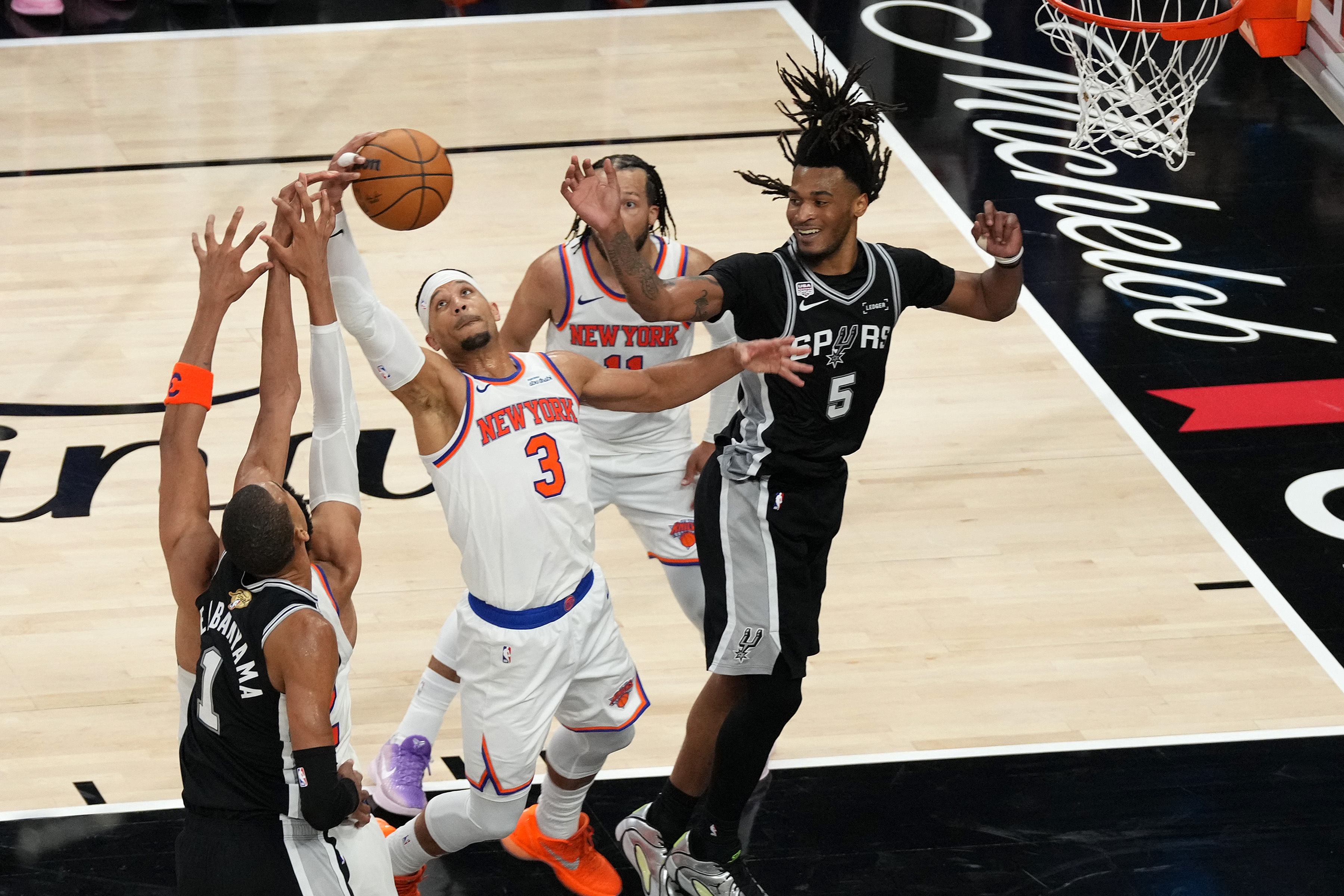 New York Knicks guard Josh Hart (3), seen here during a game, is featured in our Knicks vs. Spurs player props today.