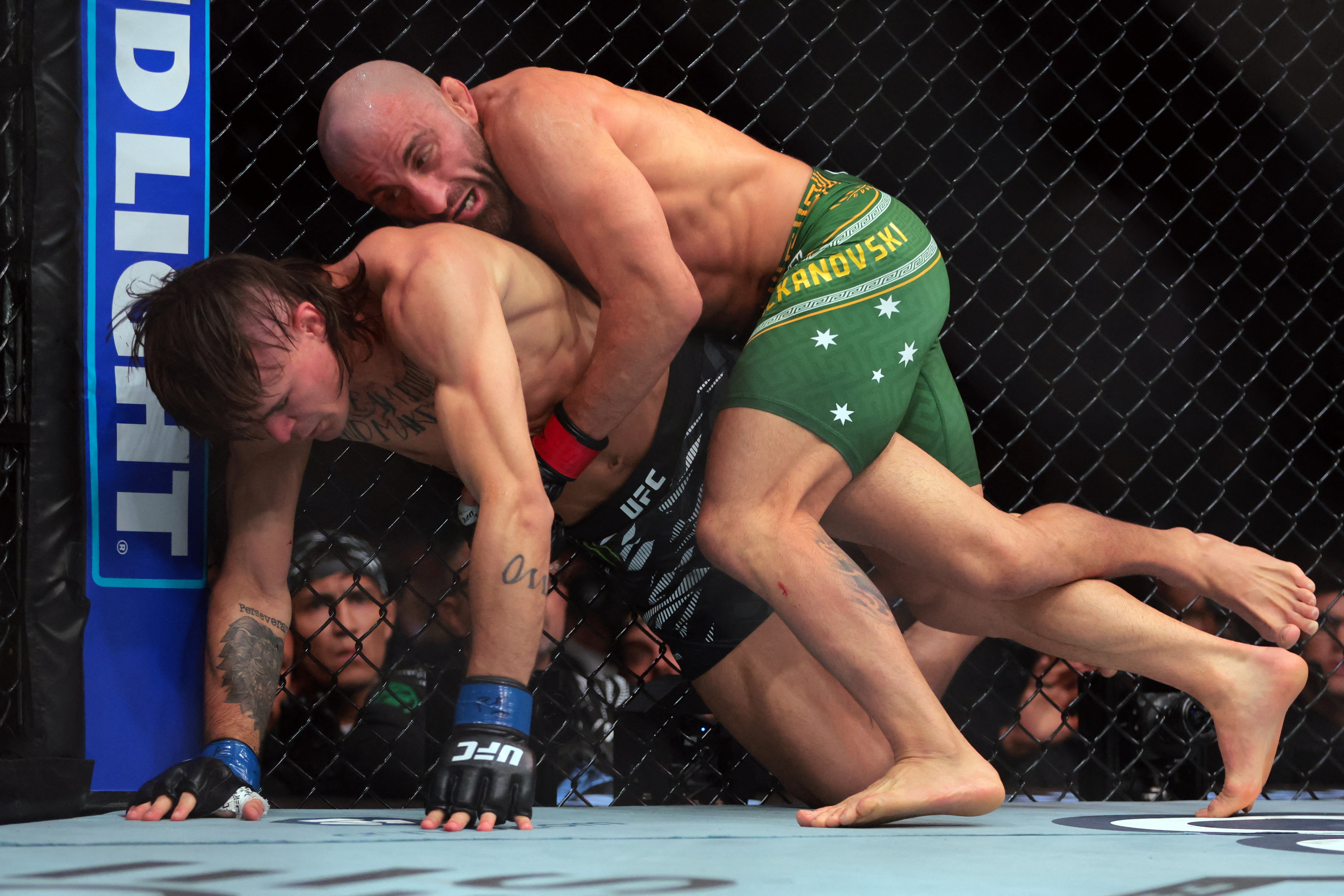 Alexander Volkanovski (red gloves) fights against Diego Lopes (blue gloves) as we break down our Alexander Volkanovski vs. Diego Lopes betting preview.