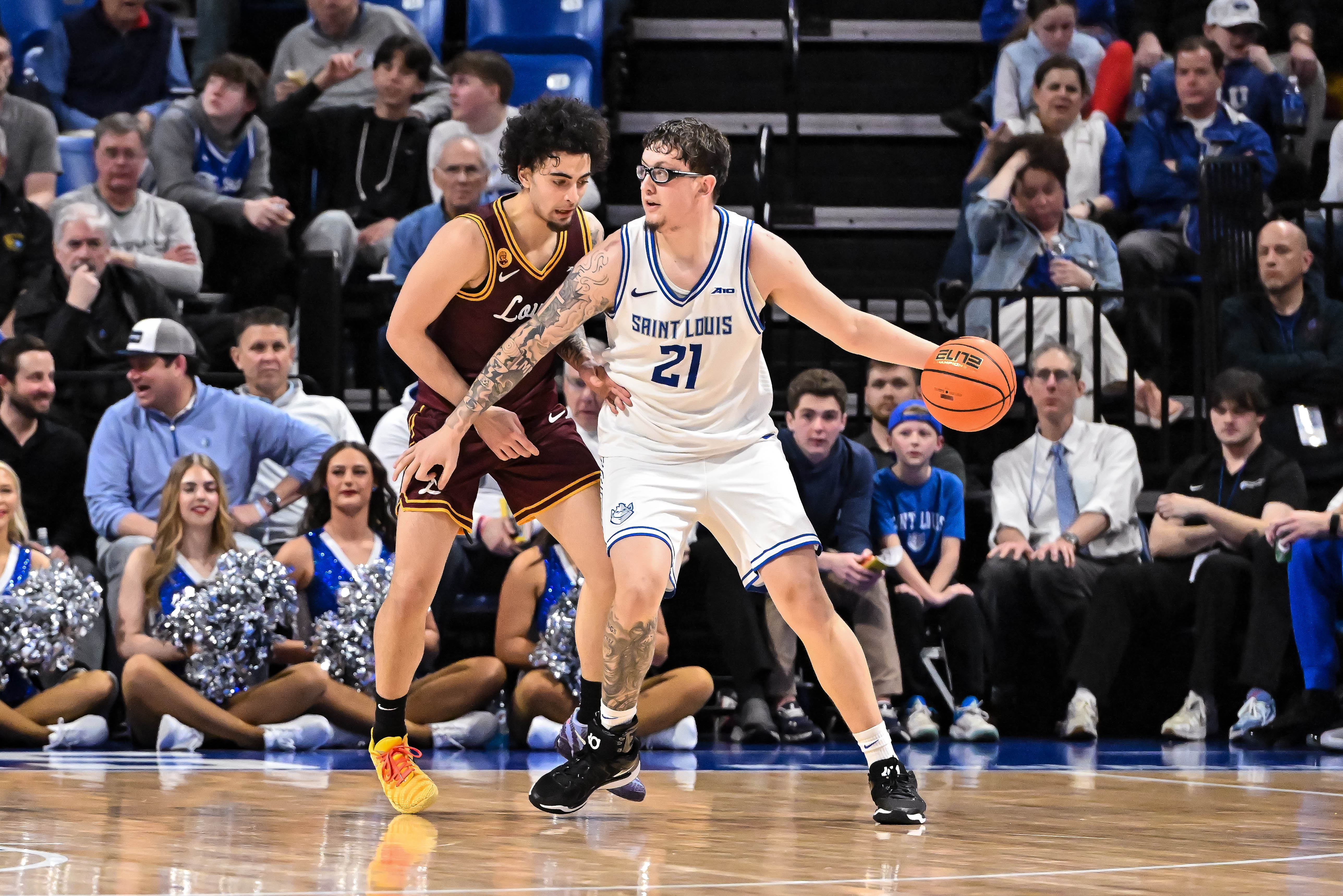 Saint Louis Billikens center Robbie Avila (21), featured in our Saint Louis vs. Georgia prediction, dribbles during an A-10 conference game.