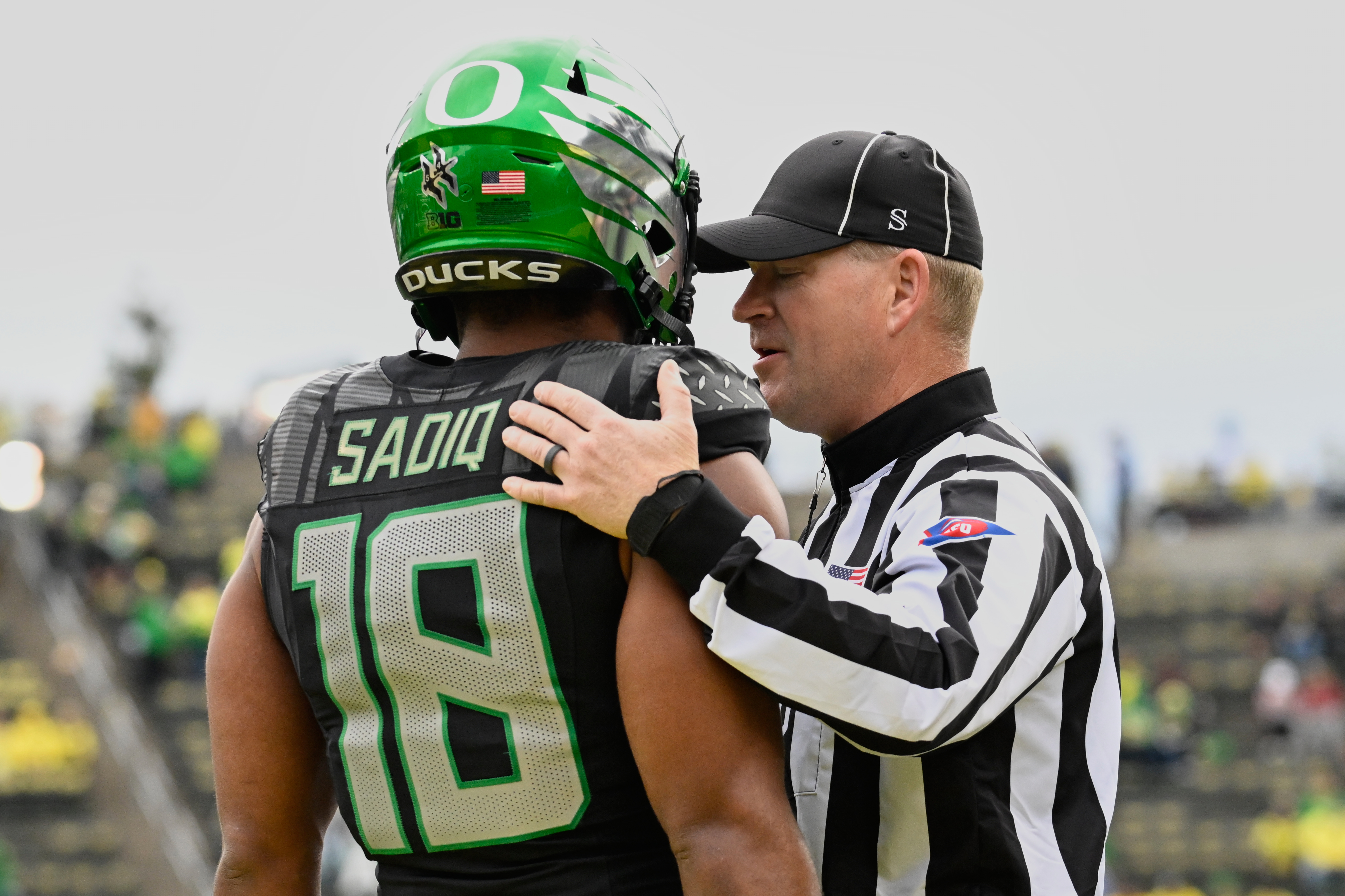 Oregon Ducks tight end Kenyon Sadiq (18) chats with an official as we break down our Oregon vs. Indiana same-game parlay.