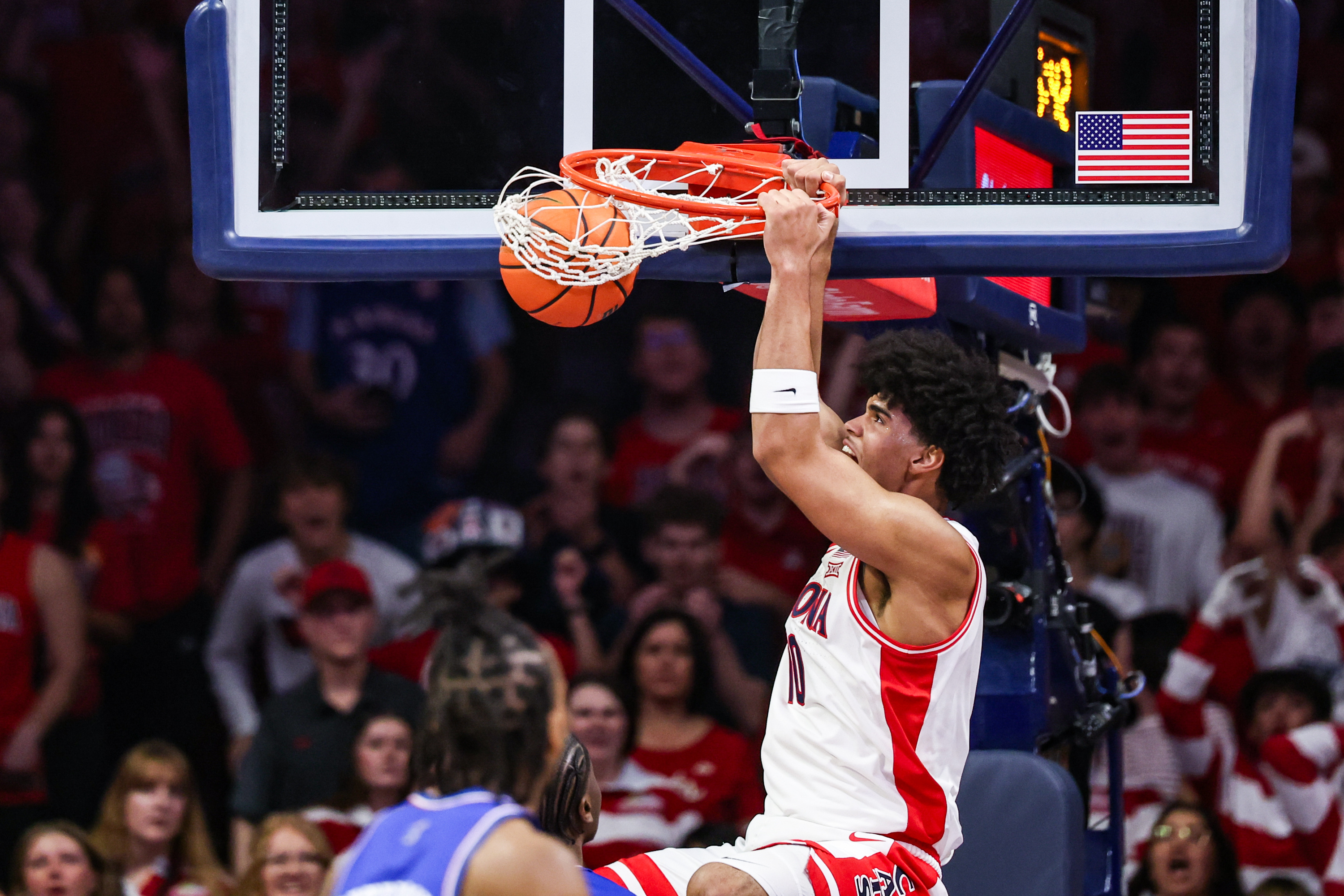 Arizona Wildcats forward Koa Peat dunks the ball as we make our best Long Island vs. Arizona prediction and parlay.
