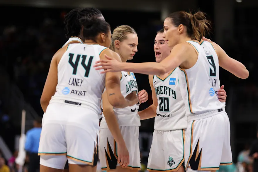 Sabrina Ionescu of the New York Liberty huddles with the team against the Chicago Sky in Game 1. Photo by Michael Reaves/Getty Images via AFP.