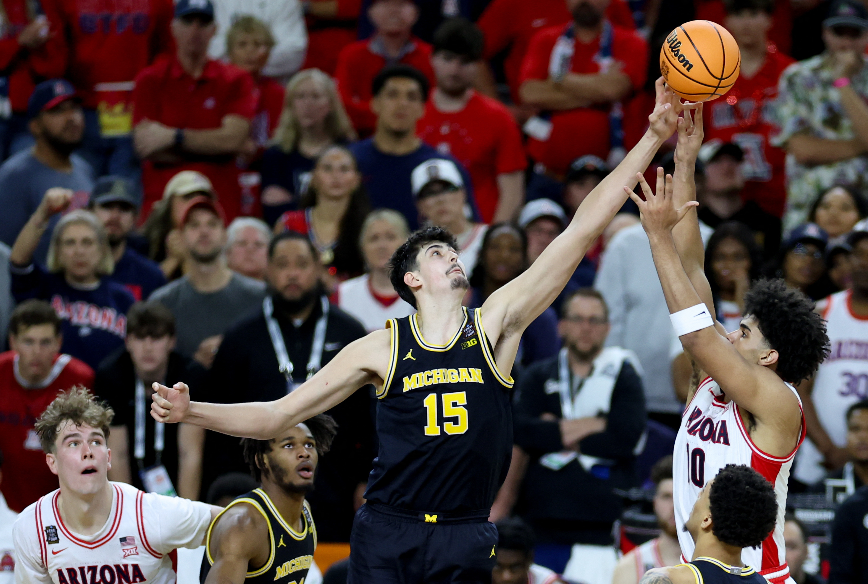 Michigan's Aday Mara (15) is atop the  March Madness MVP odds ahead of the championship game against UConn. 