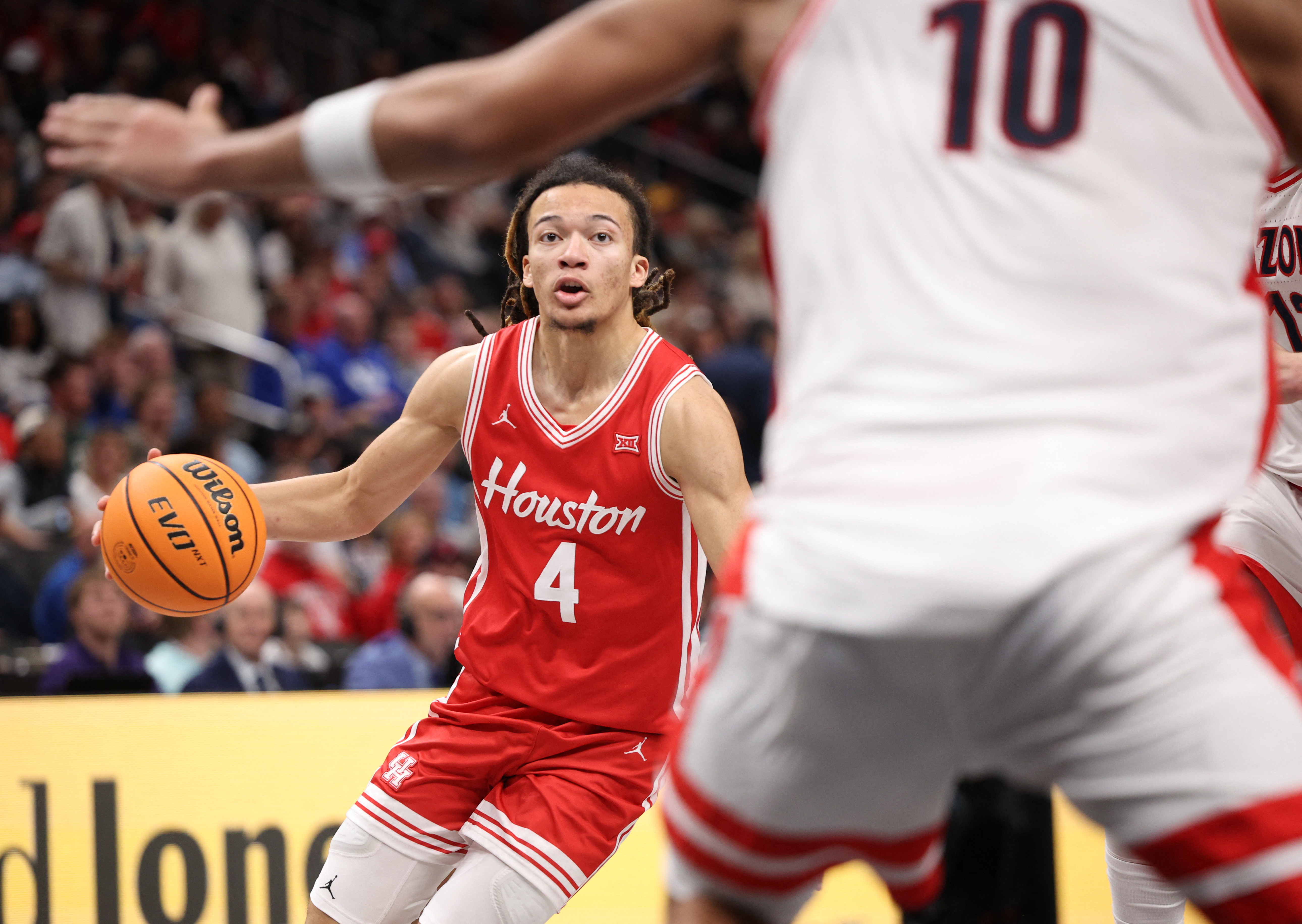 Houston Cougars guard Kingston Flemings (4) drives to the hoop past Arizona Wildcats forward Koa Peat (10). Both teams are featured in our Final Four odds and predictions.