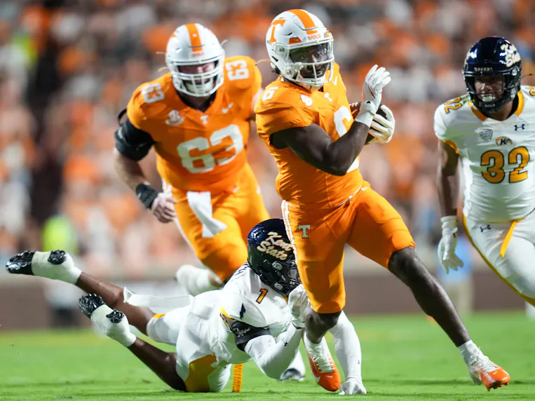 Tennessee running back Dylan Sampson on the run play against Kent State as we look at our Tennessee vs. Oklahoma prediction.