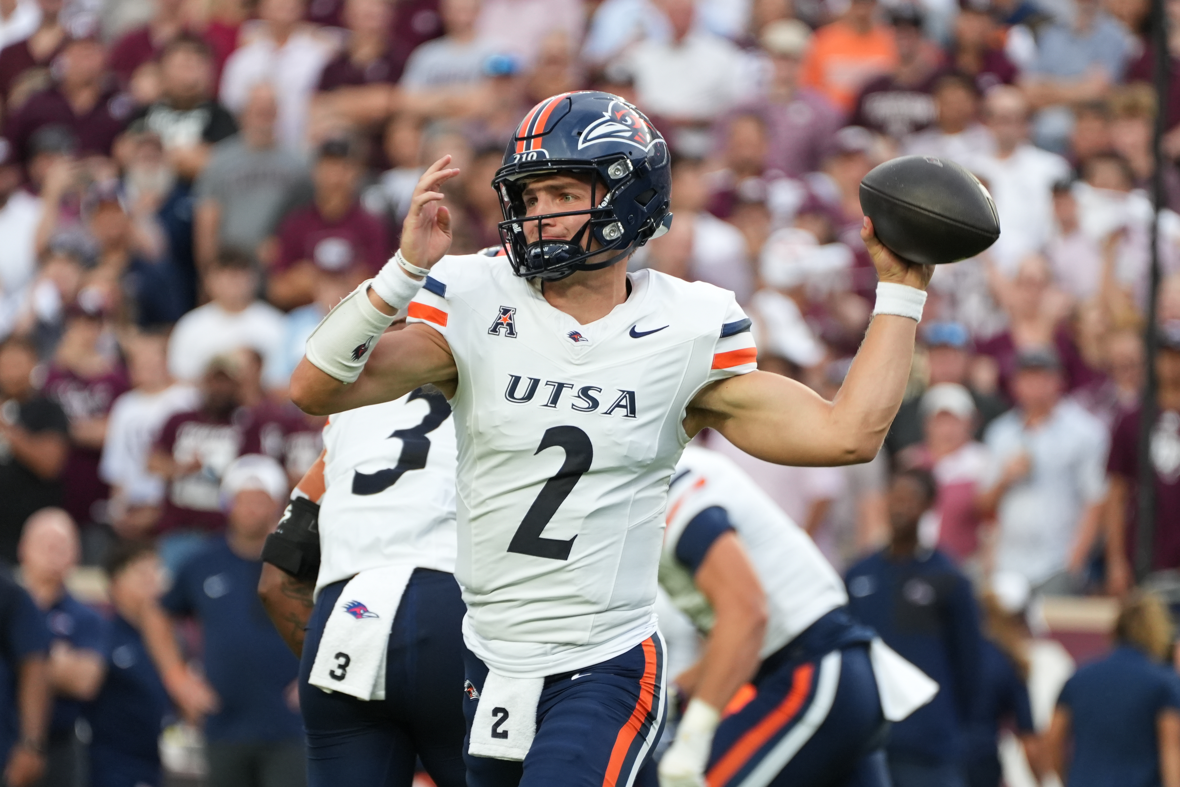 UTSA Roadrunners quarterback Owen McCown (2) makes a throw as we dive into our FIU vs. UTSA predictions and odds.