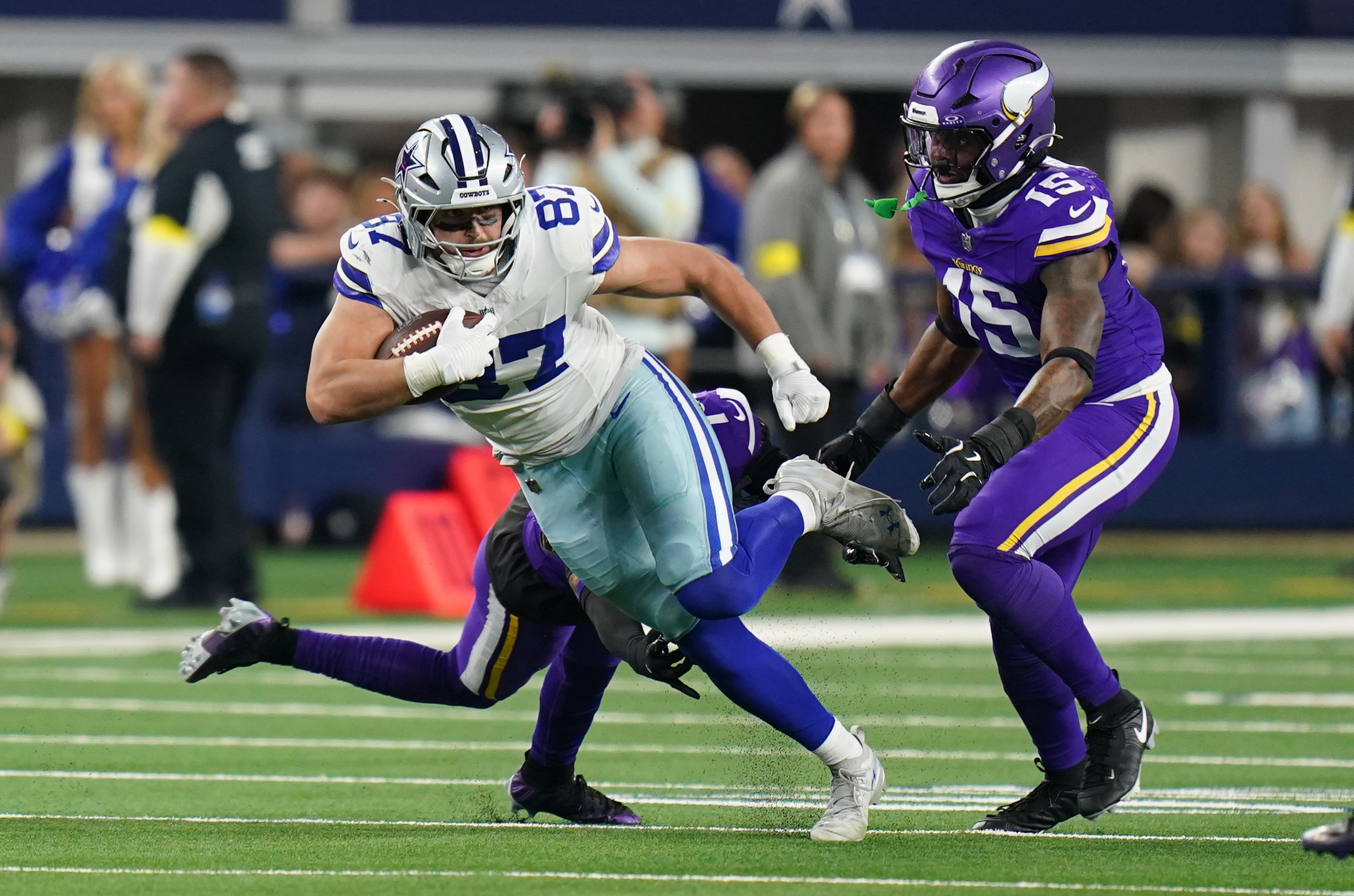 Dallas Cowboys tight end Jake Ferguson (87) runs with the ball as we look at our Cowboys vs. Commanders anytime touchdown scorer predictions