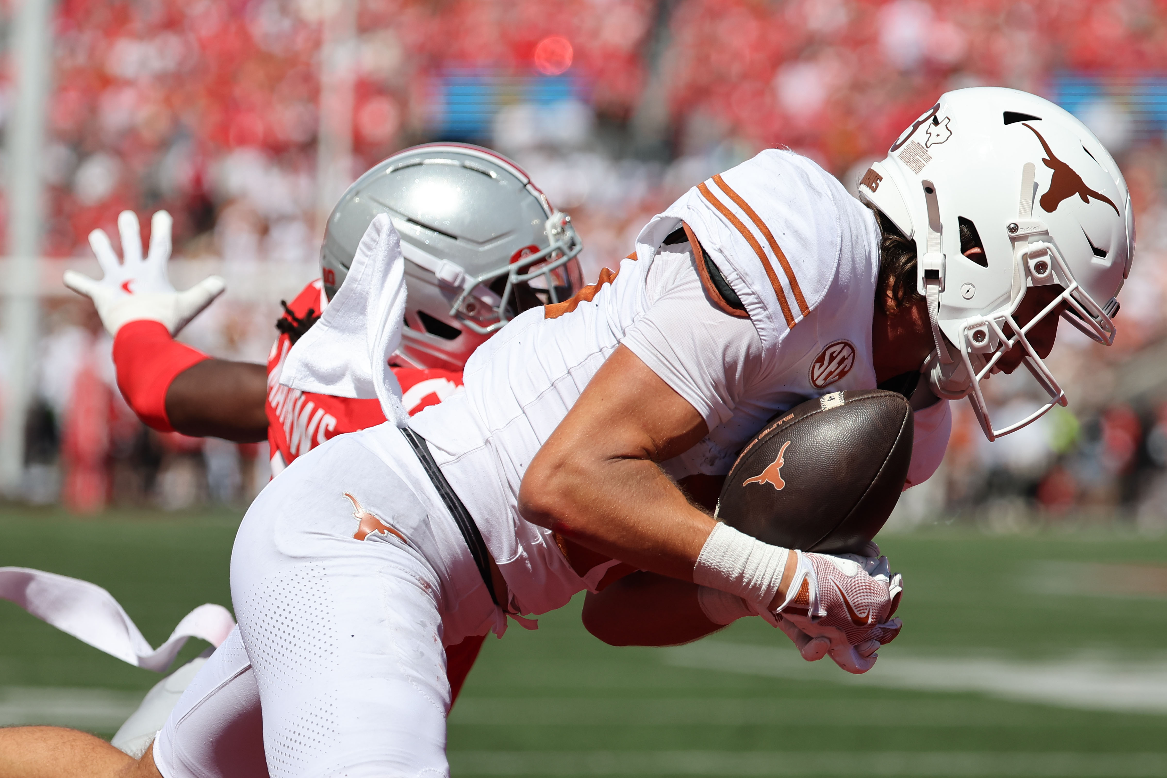 Texas Longhorns wide receiver Parker Livingstone makes a catch as we make our best Michigan vs. Texas anytime touchdown scorer predictions