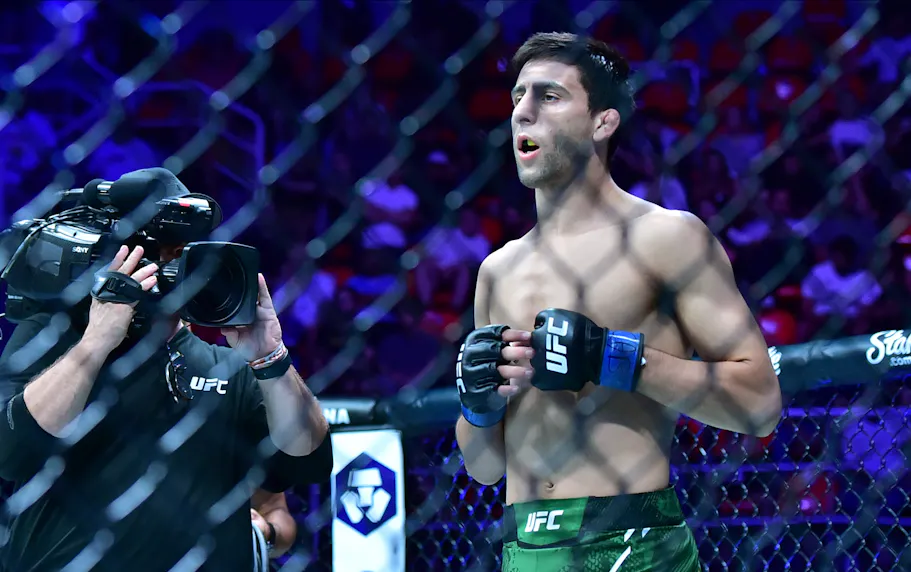Steve Erceg (blue gloves) during UFC 301 as we offer our UFC 305 predictions and expert picks for Saturday's main card in Perth, Australia.