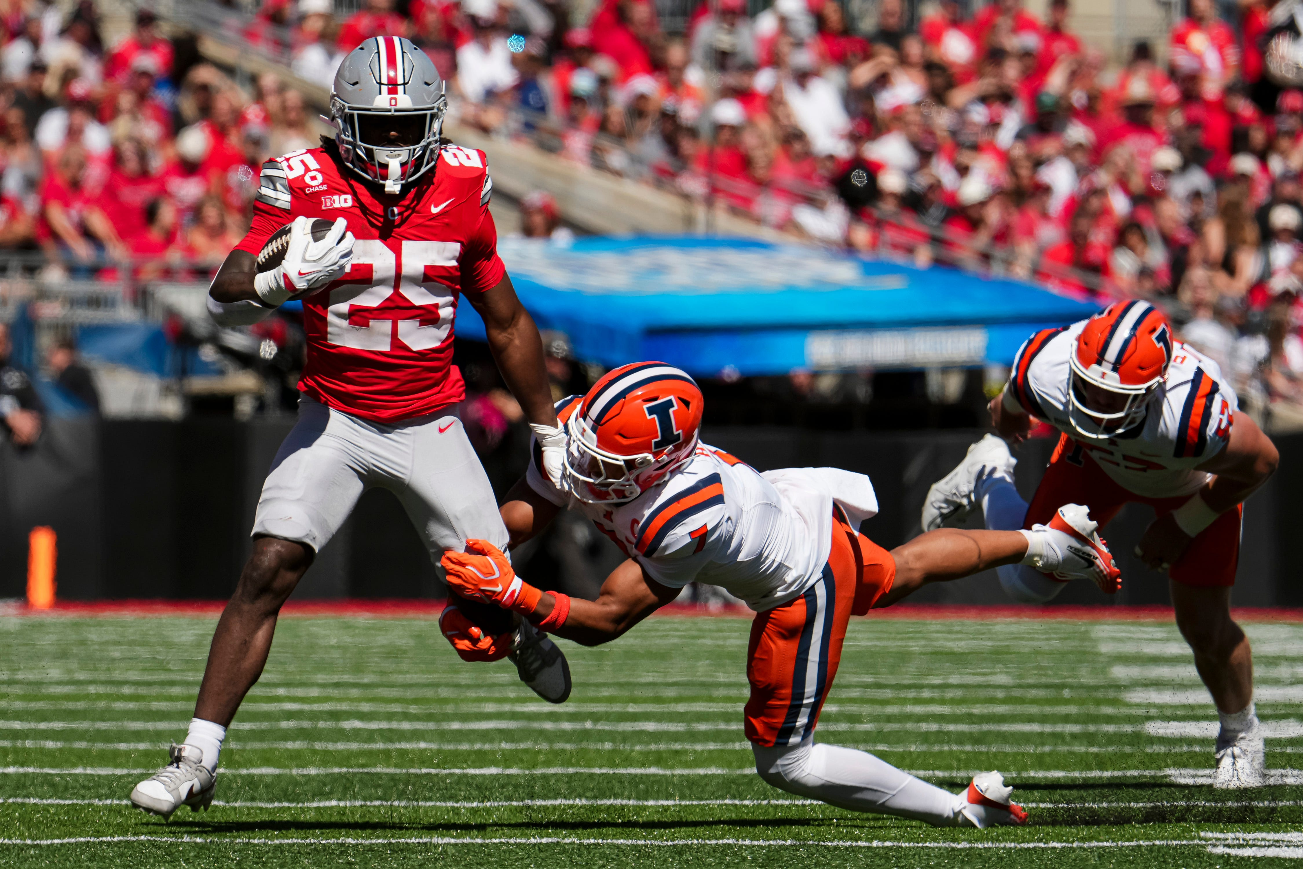 Ohio State Buckeyes running back Bo Jackson (25) runs as he is featured in our Ohio State vs. USC same-game parlay.