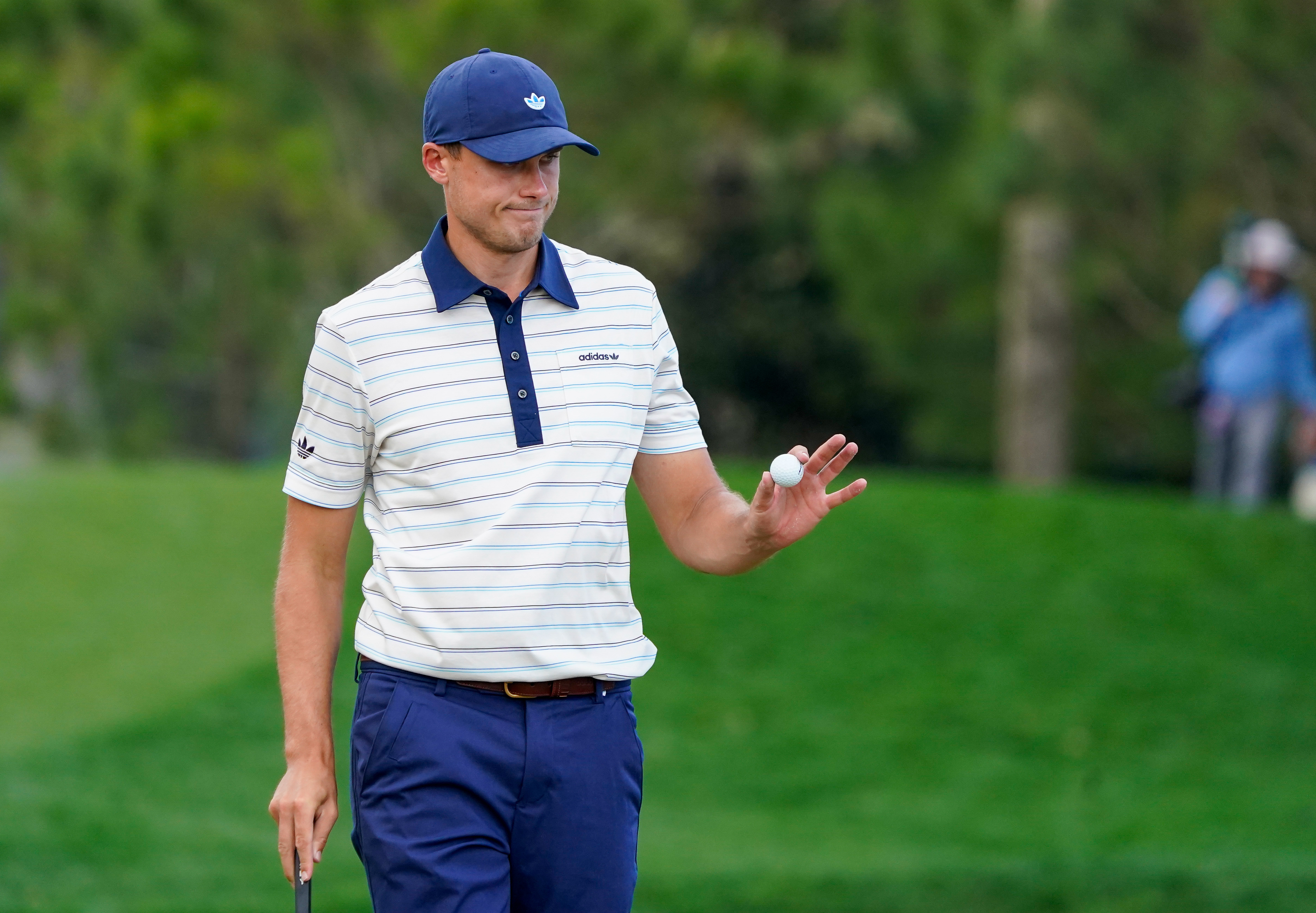  Ludvig Aberg - who's featured in my Valero Texas Open picks - acknowledges the crowd. 