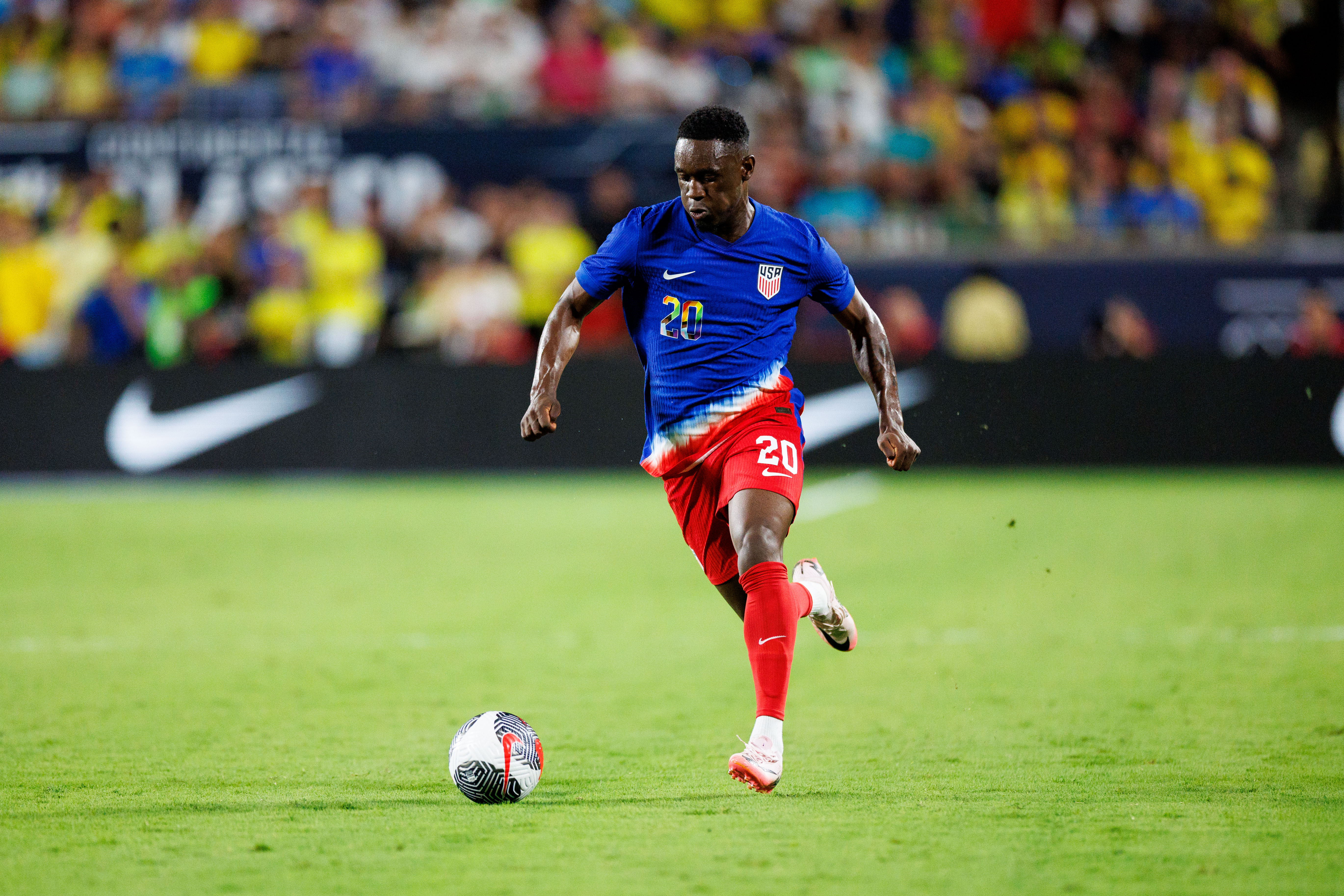 United States forward Folarin Balogun controls the ball as we make our United States vs. Paraguay prediction.
