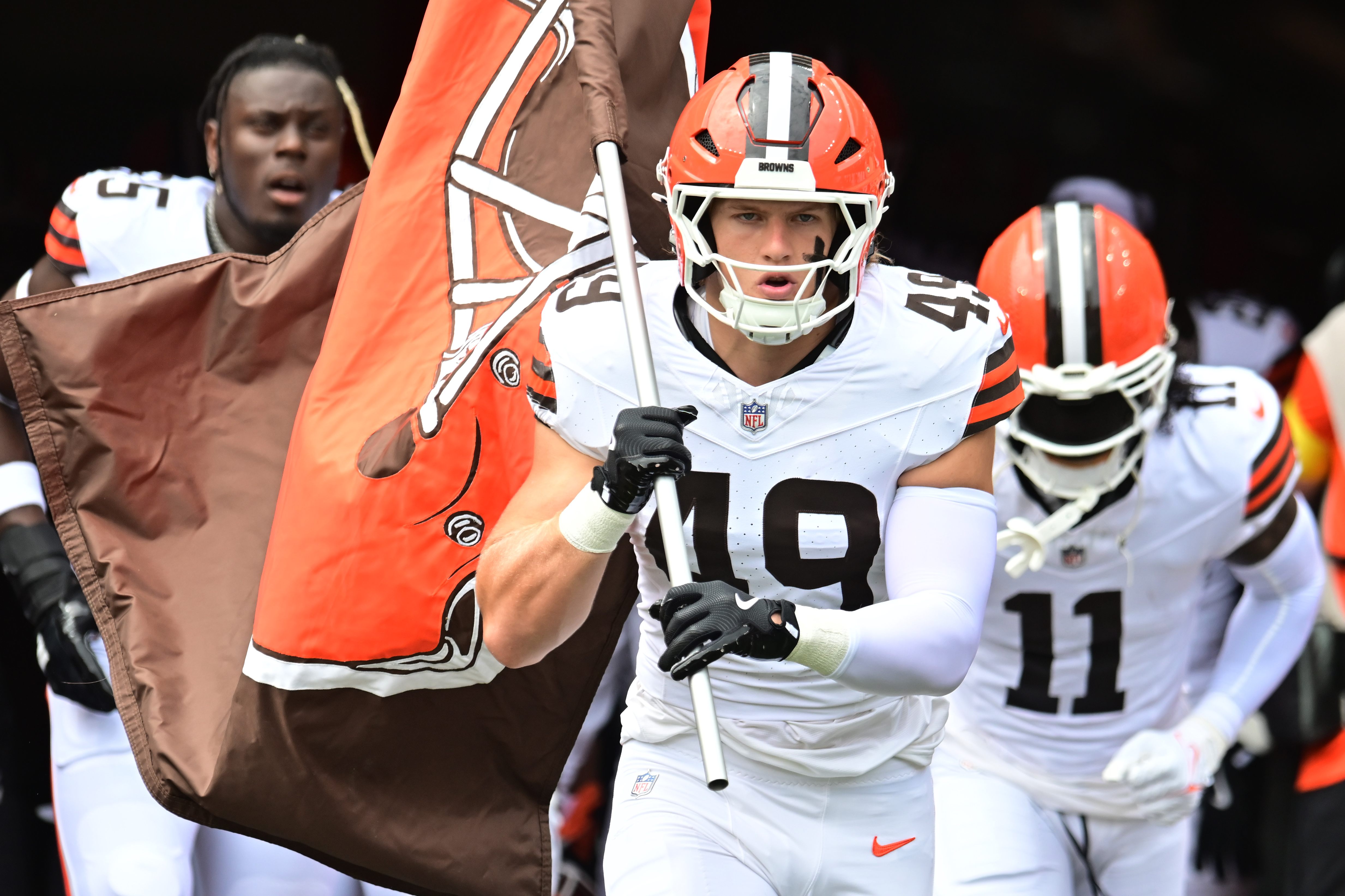 Cleveland Browns linebacker Carson Schwesinger (49) leads the team onto the field as we break down the NFL Defensive Rookie of the Year odds.