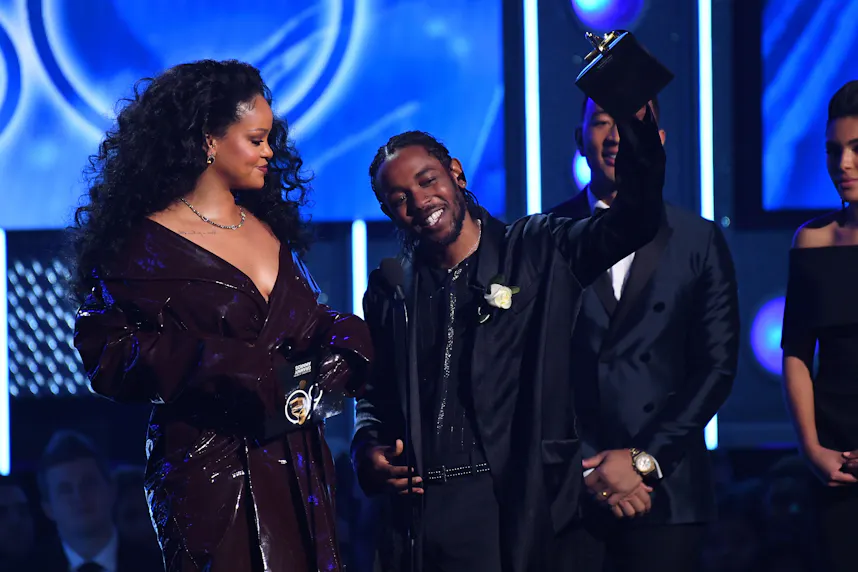 Super Bowl halftime show odds for celebrity guest to appear on stage.