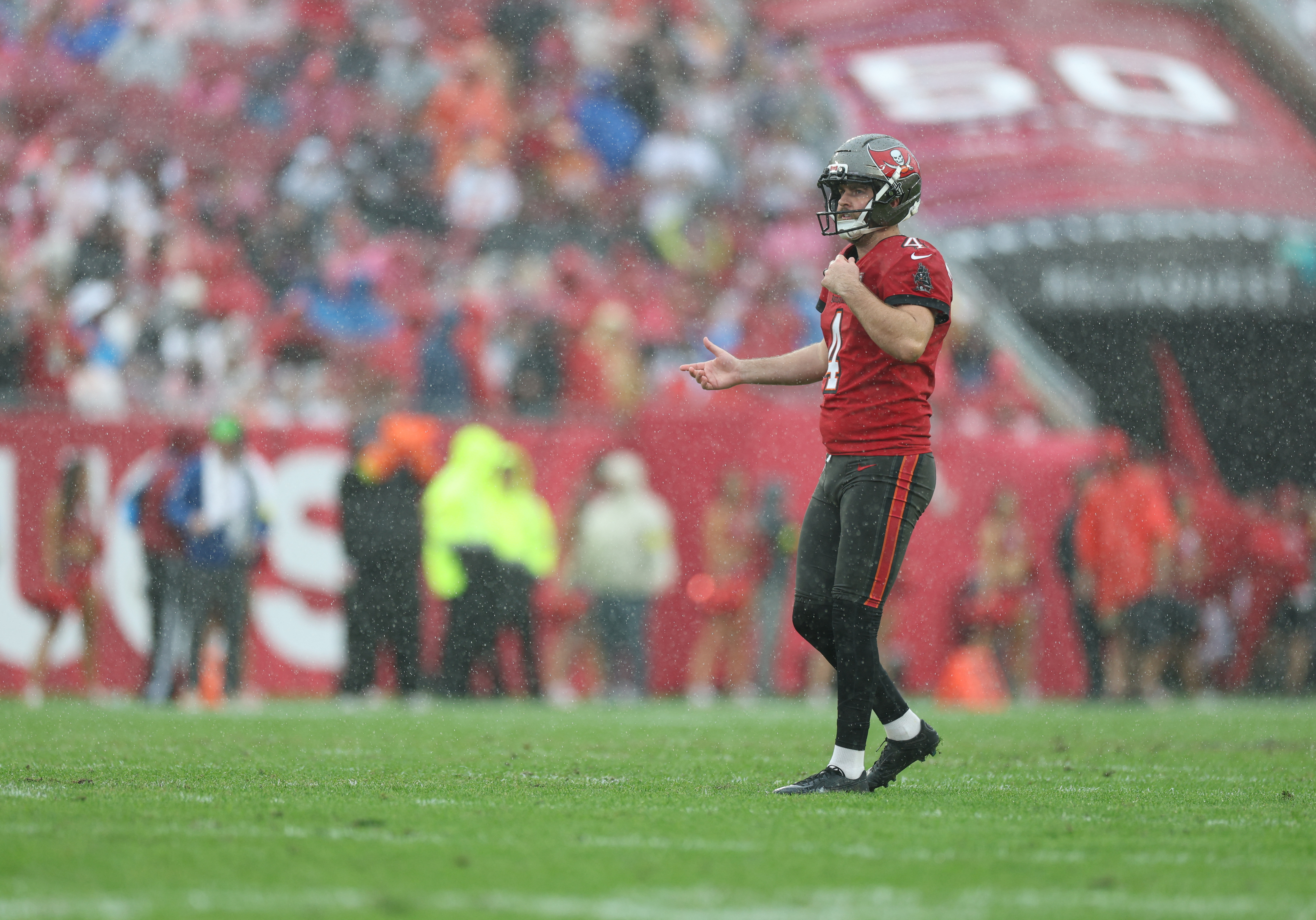 Tampa Bay Buccaneers kicker Chase McLaughlin (4) stands in the rain as we provide the Week 2 NFL weather report.