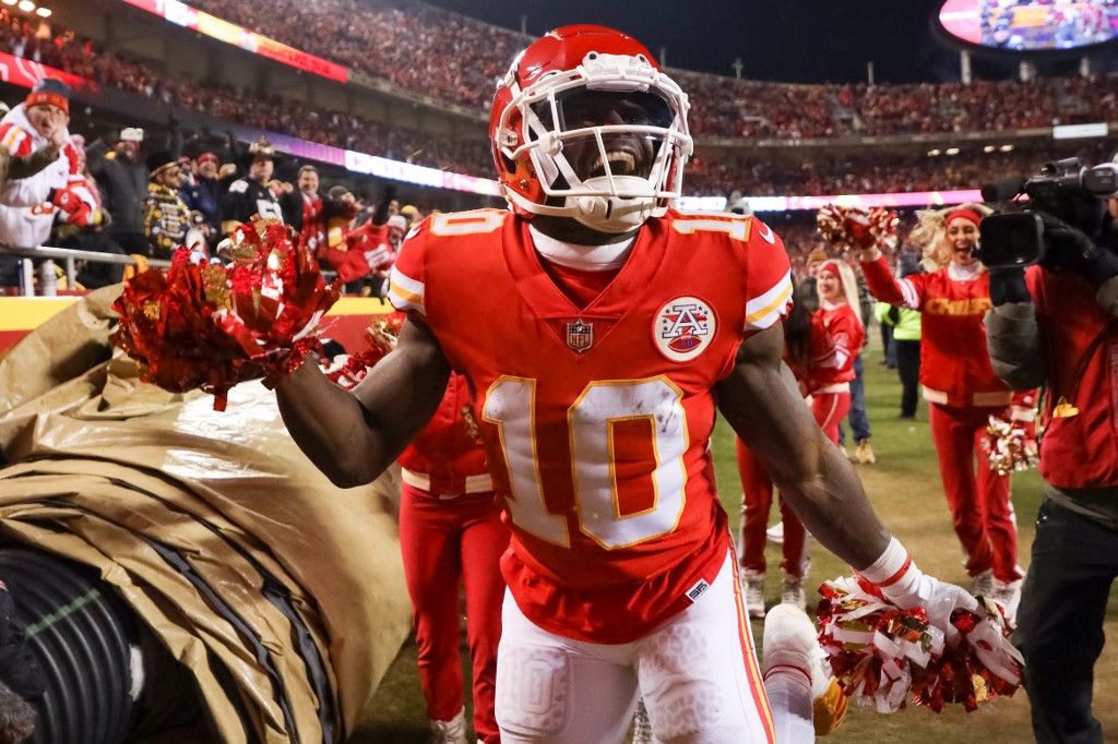 NFL community reacts to blockbuster Tyreek Hill trade from Chiefs to  Dolphins