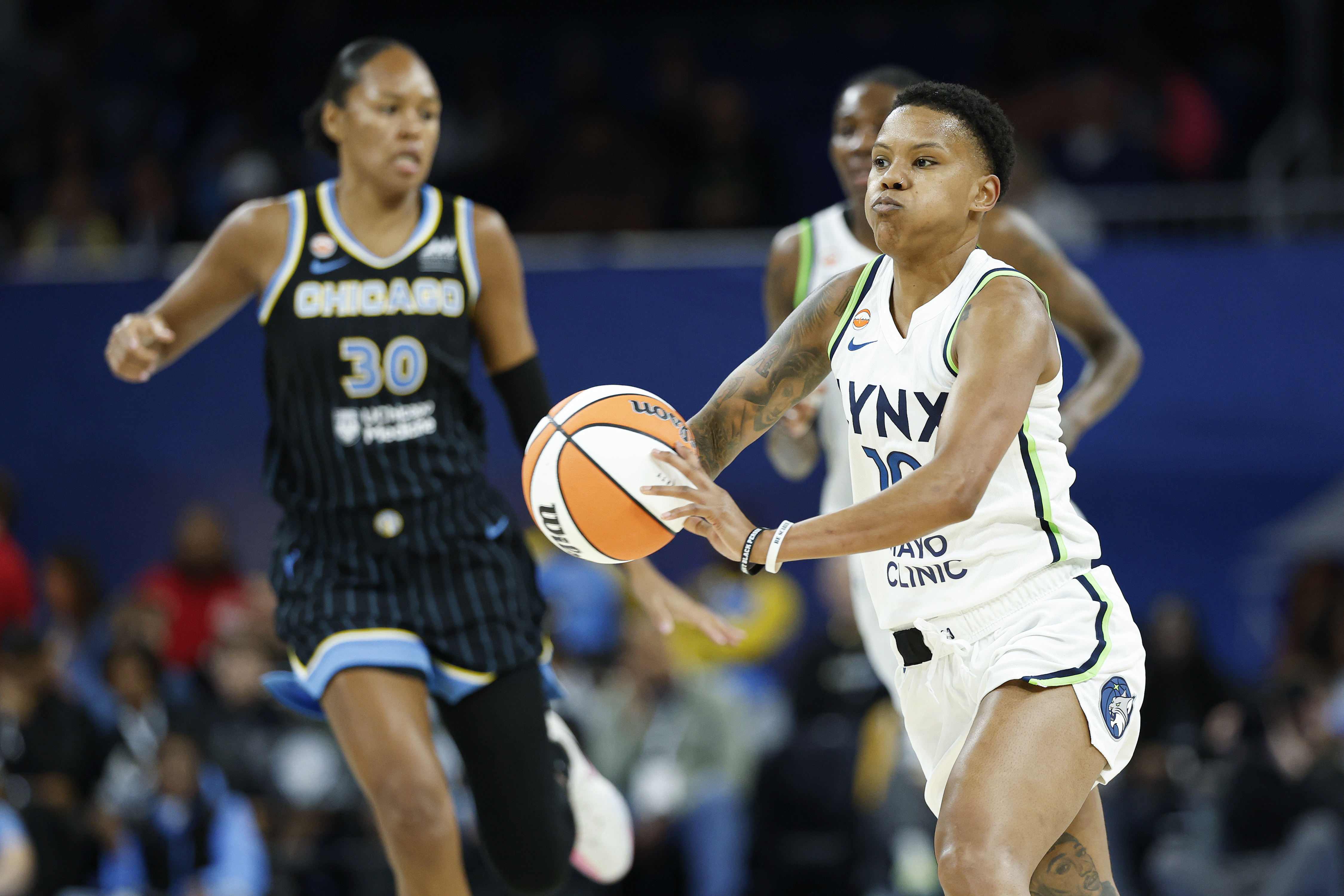 Minnesota Lynx guard Courtney Williams (10) passes the ball as we break down our Dream vs. Lynx prediction.