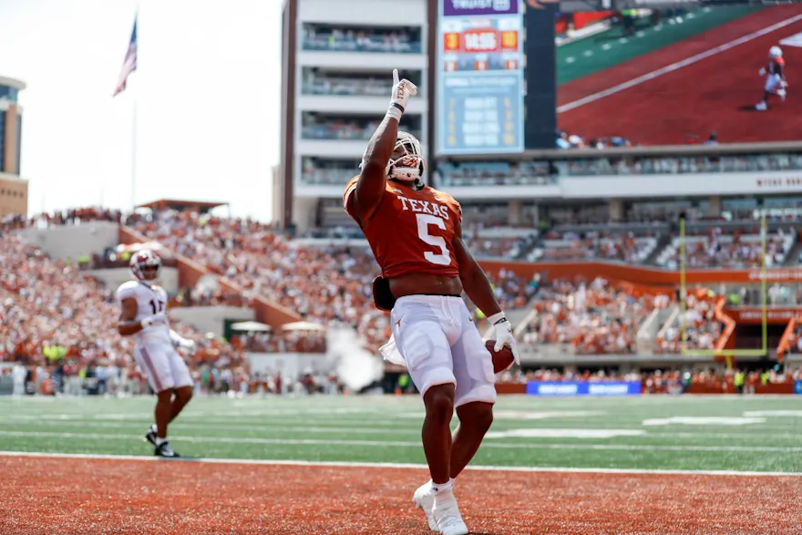 Bijan Robinson of the Texas Longhorns scores a touchdown in the second quarter against the Alabama Crimson Tide at Darrell K Royal-Texas Memorial Stadium in Austin, Texas. Photo by Tim Warner/Getty Images via AFP.