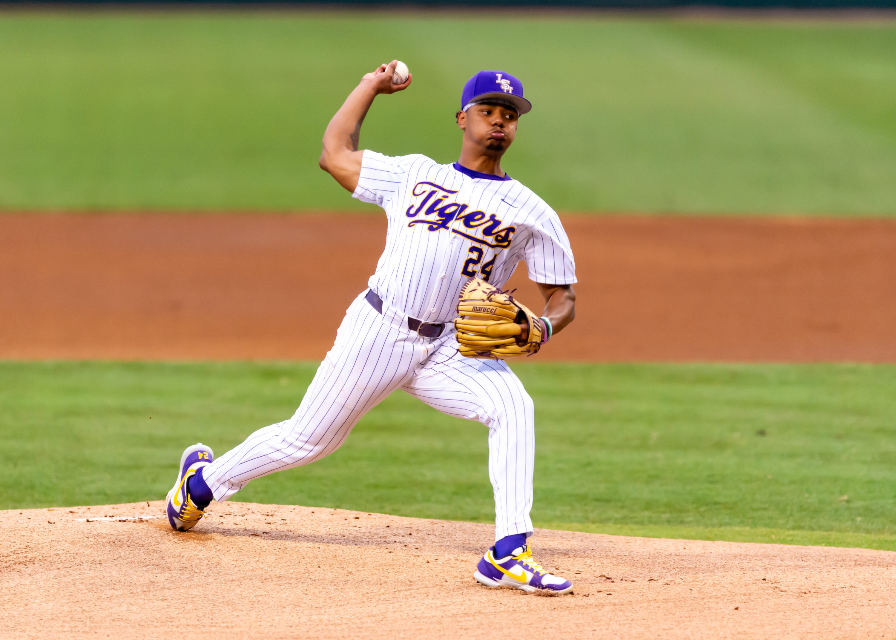 UCLA vs. LSU Predictions, Odds & Best Bet Tonight: Who'll Win in Omaha?