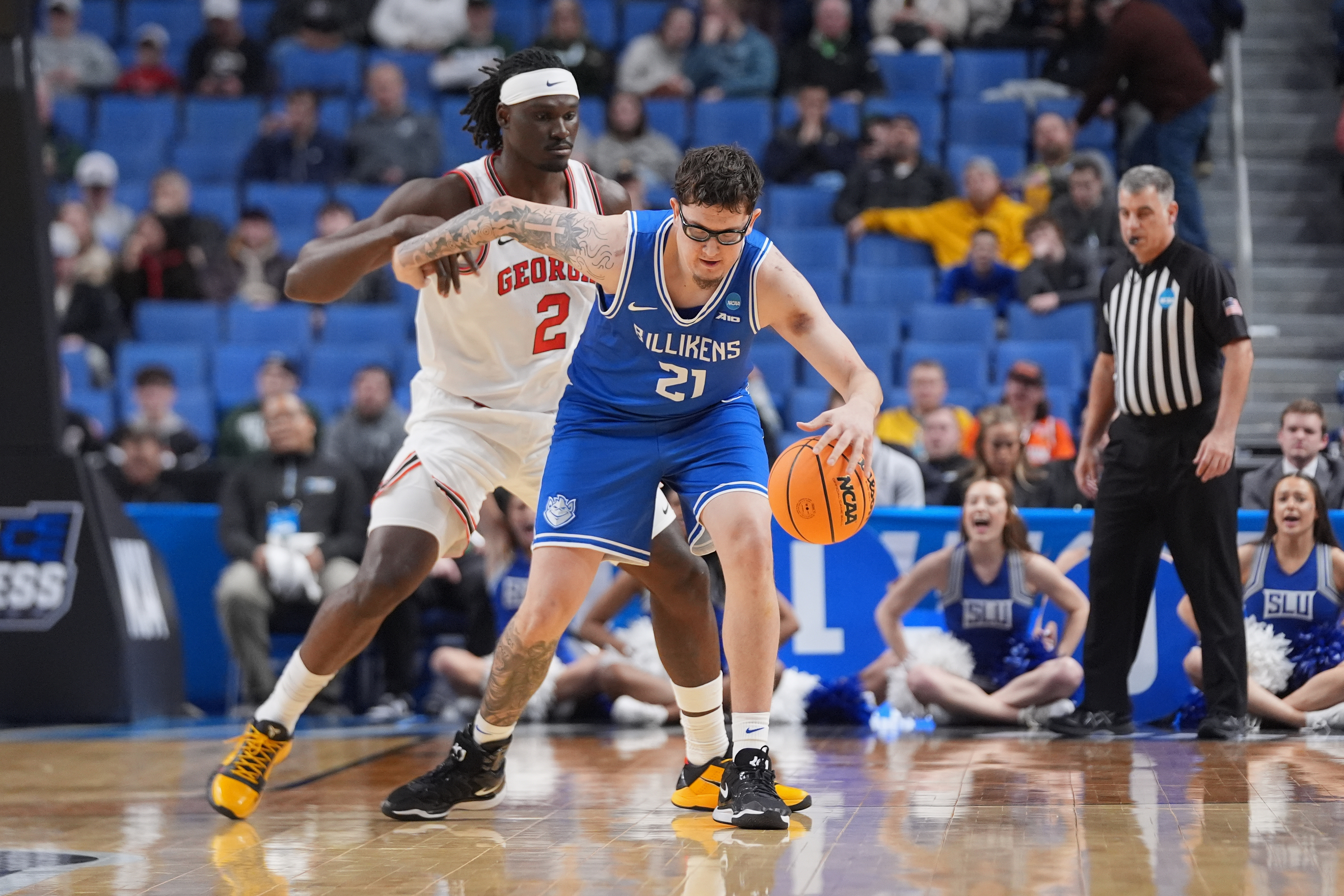 Robbie Avila dribbles the ball as we provide our Saint Louis vs. Michigan prediction and parlay. 