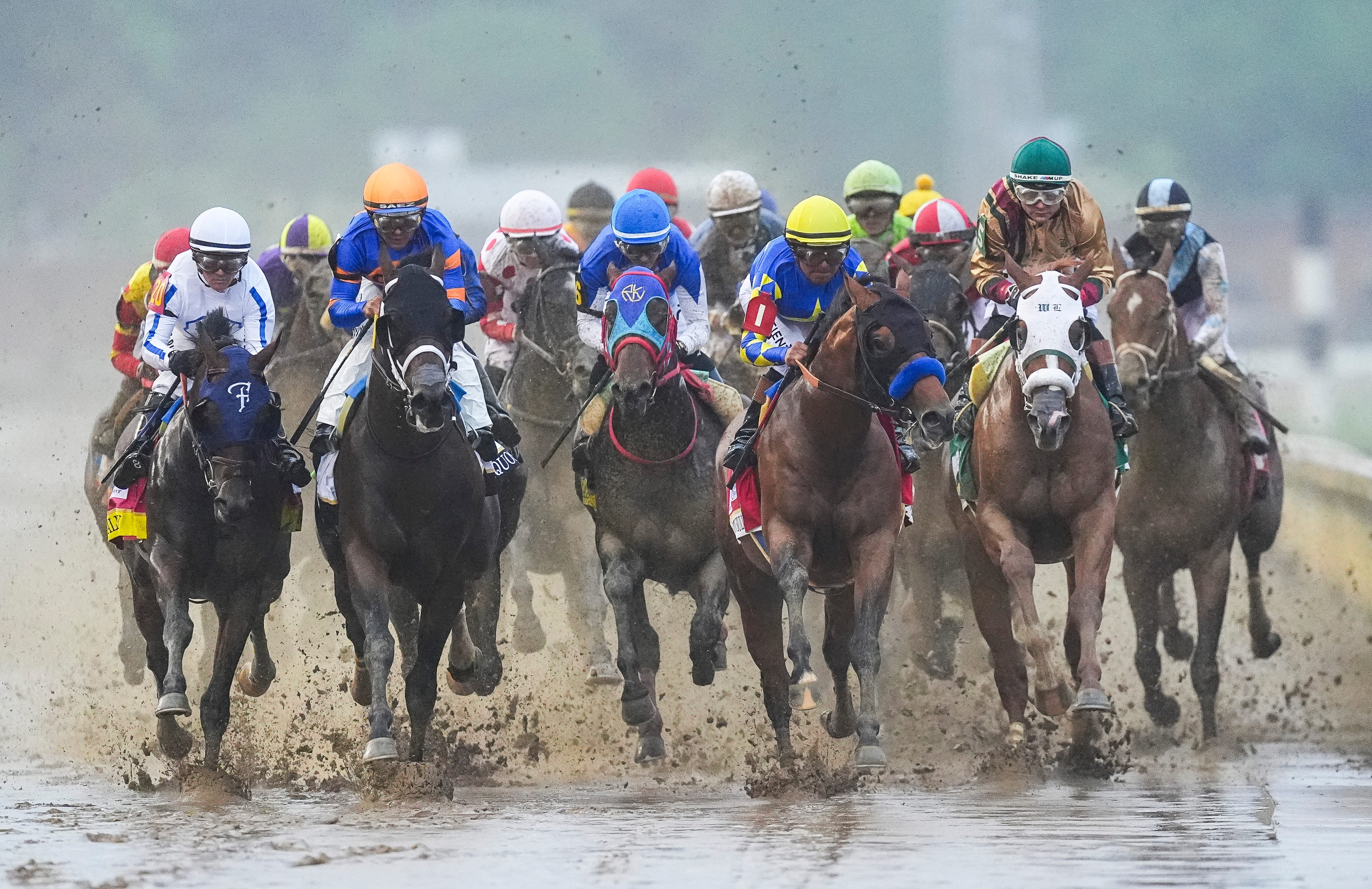  Kentucky Derby heads towards the first turn. 