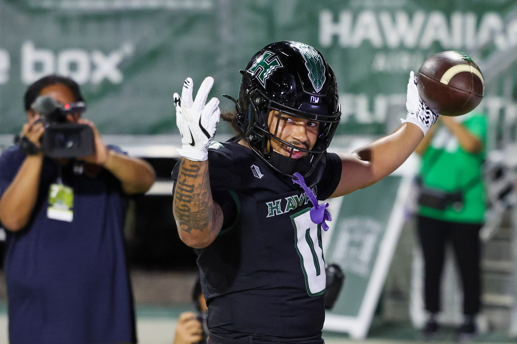 Hawaii Rainbow Warriors running back Cam Barfield (0) celebrates as we dive into our Cal vs. Hawaii predictions & odds for the 2025 Hawaii Bowl.