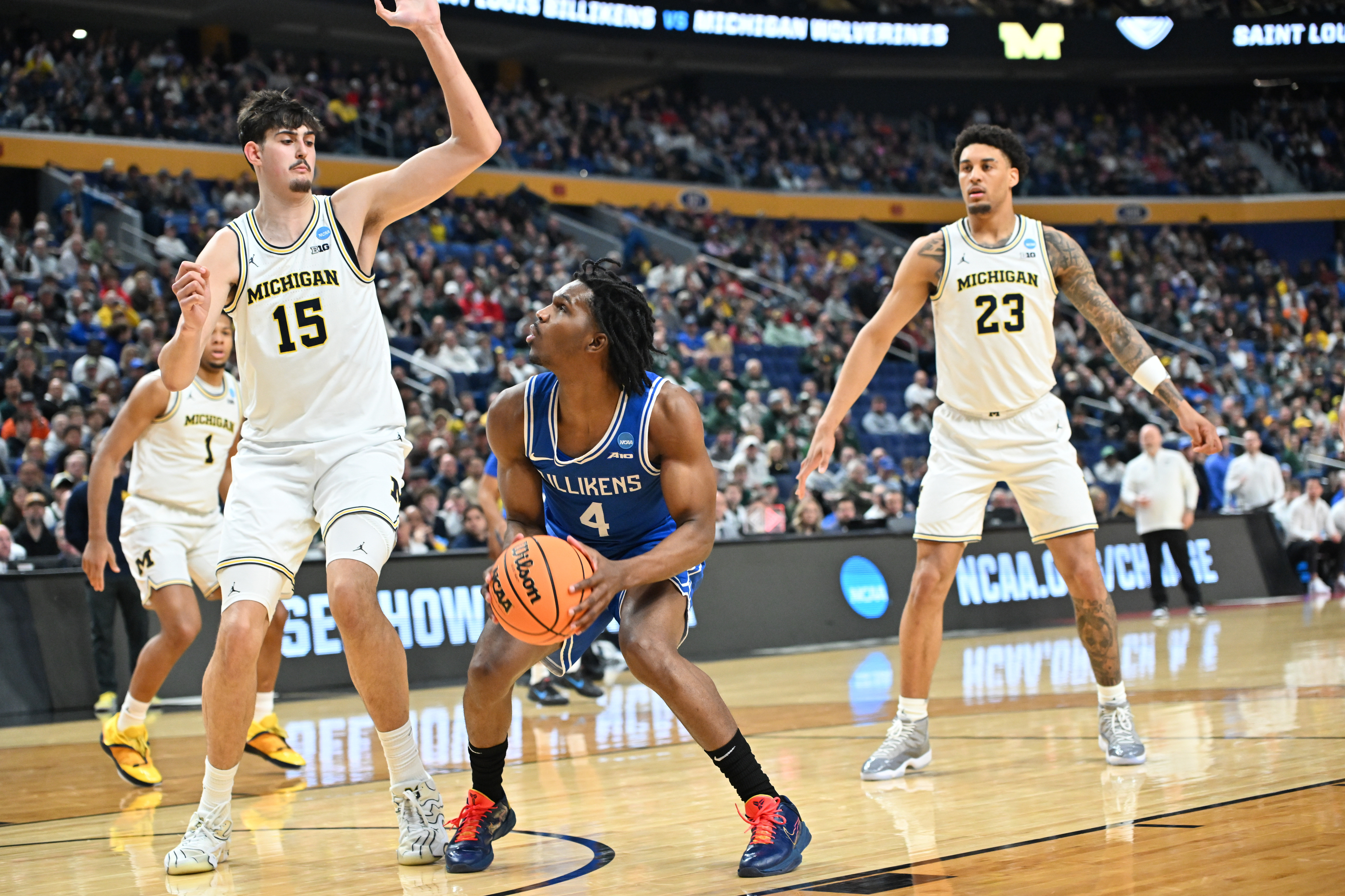 Michigan's Aday Mara (15) and Yaxel Lendeborg (23) have the Wolverines atop the March Madness odds.