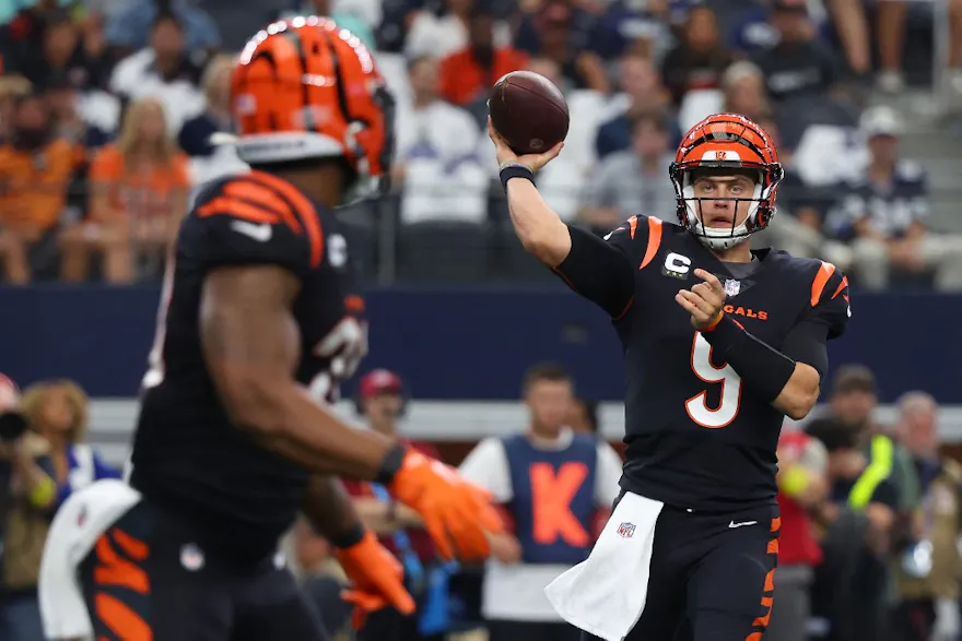Joe Burrow #9 of the Cincinnati Bengals passes the ball to Eli Apple #20 against the Dallas Cowboys during the first half at AT&T Stadium.  Richard Rodriguez/Getty Images/AFP (Photo by Richard Rodriguez / GETTY IMAGES NORTH AMERICA / Getty Images via AFP)