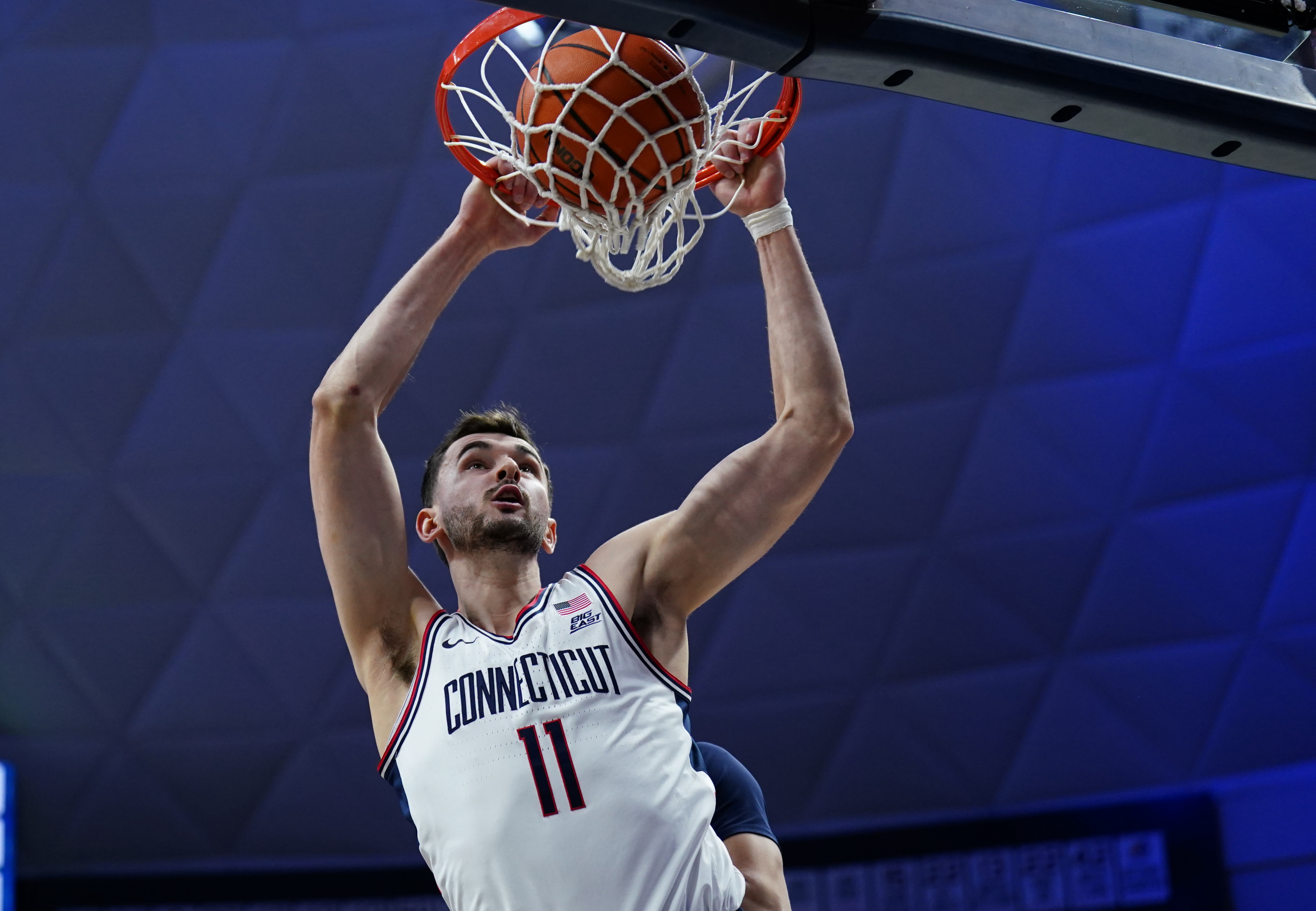 Florida vs. UConn Prediction & Odds: College Basketball Betting Preview for Dec. 9