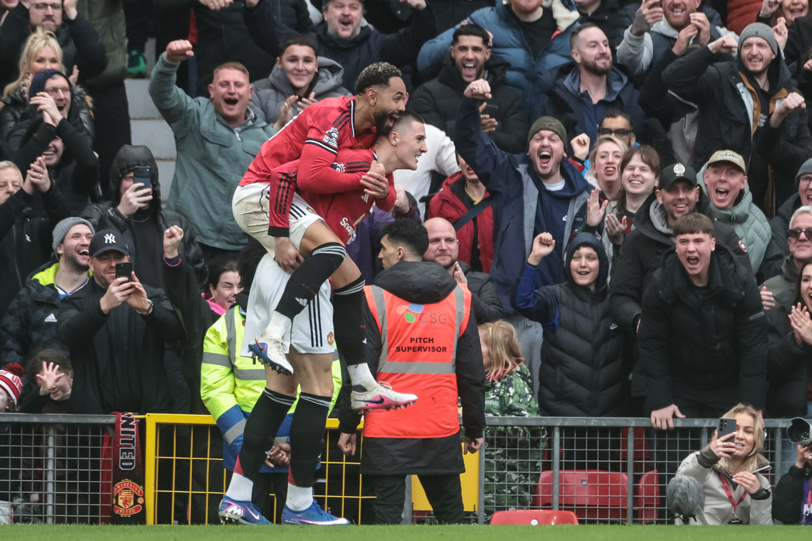 Benjamin Sesko of Manchester United celebrates with Matheus Cunha as we make our best Manchester United vs. Leeds prediction.