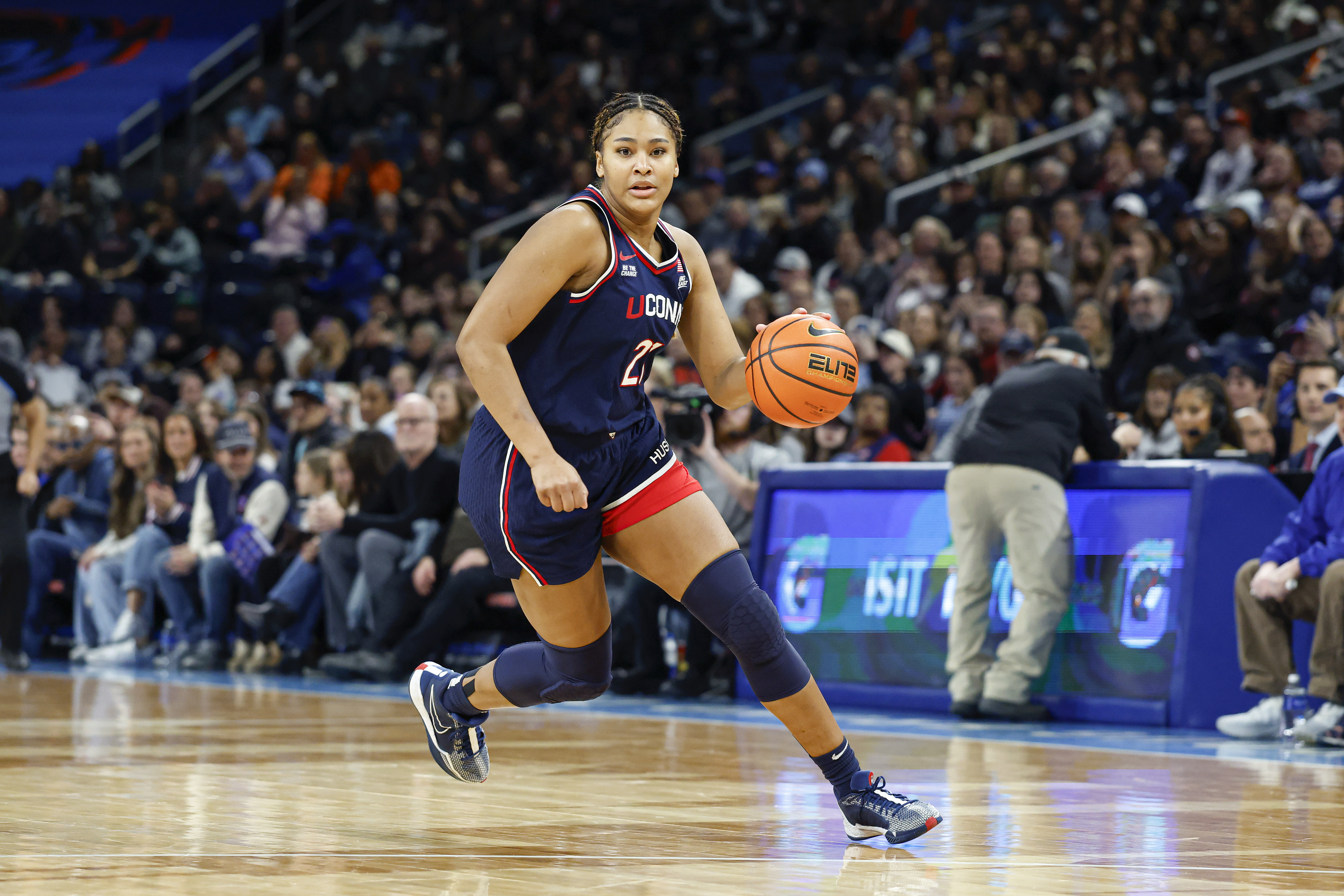 🏀 Women's Wooden Award Odds & Favorites 2026: UConn's Sarah Strong Runaway Favorite