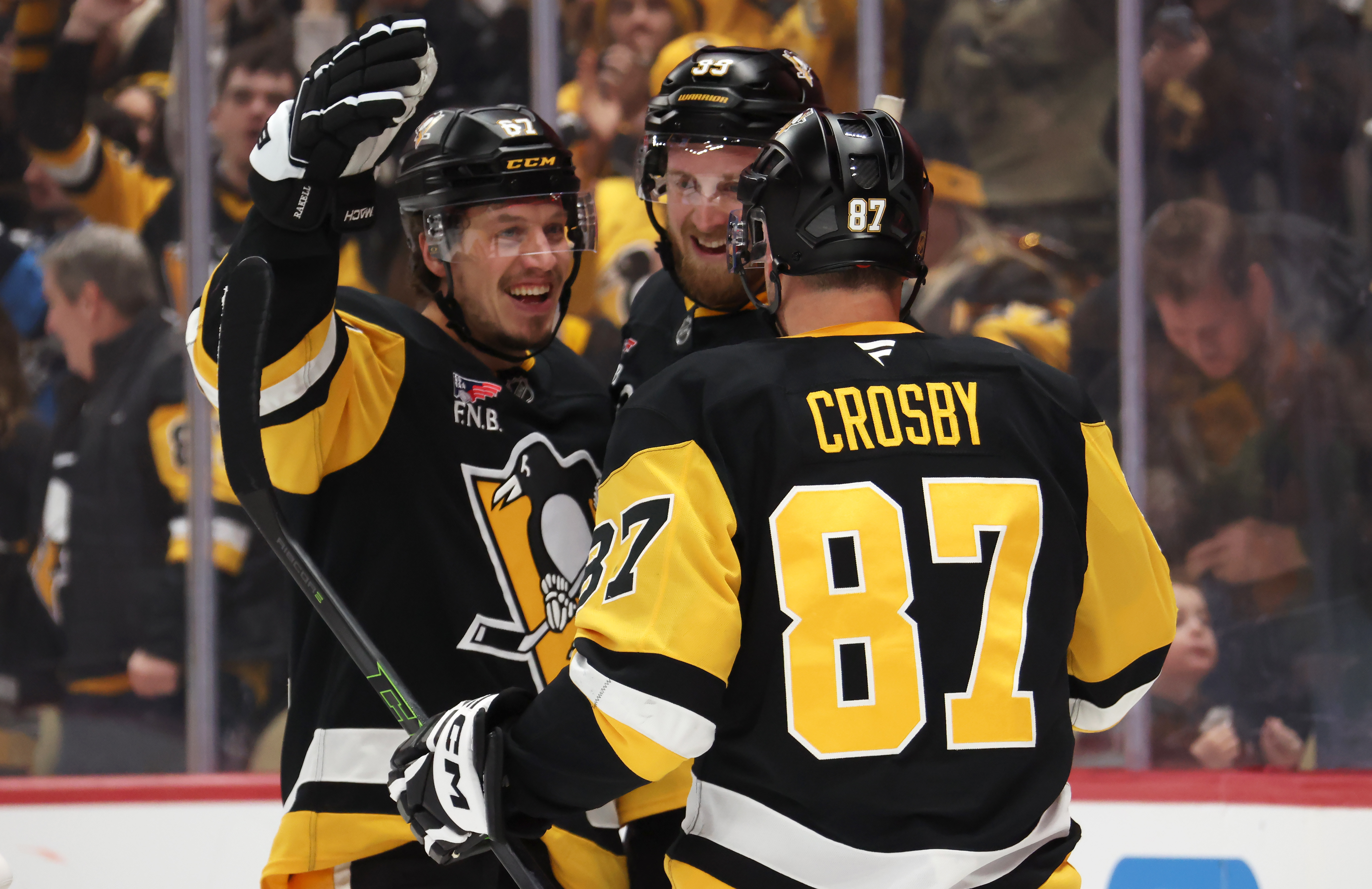 Pittsburgh Penguins right wing Rickard Rakell (left) celebrates his goal with right wing Anthony Mantha (39) and center Sidney Crosby - who'sfeatured in my Penguins vs. Islanders prediction.