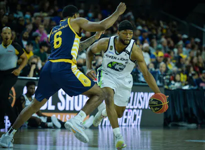 Niagara River Lions' Lloyd Pandi in action challenged by Edmonton Stingers' Adika Peter-Mcneilly as we delve into the news of BetVictor and the CEBL rekindling their partnership. 