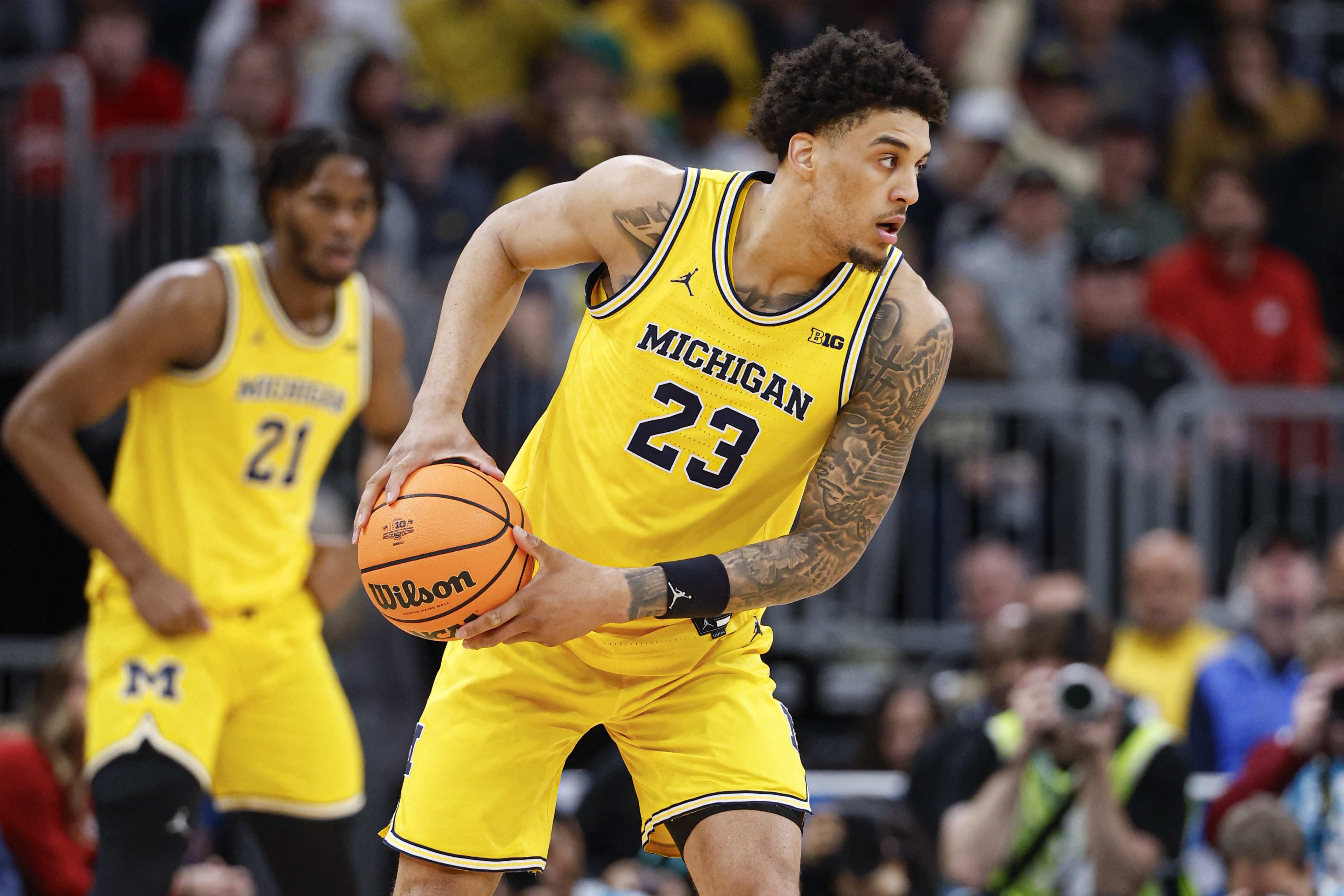 Michigan Wolverines forward Yaxel Lendeborg controls the ball as we make our best Howard vs. Michigan prediction & parlay
