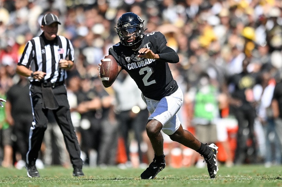 Colorado Buffaloes QB Shedeur Sanders throws a pass during the Black  News Photo - Getty Images