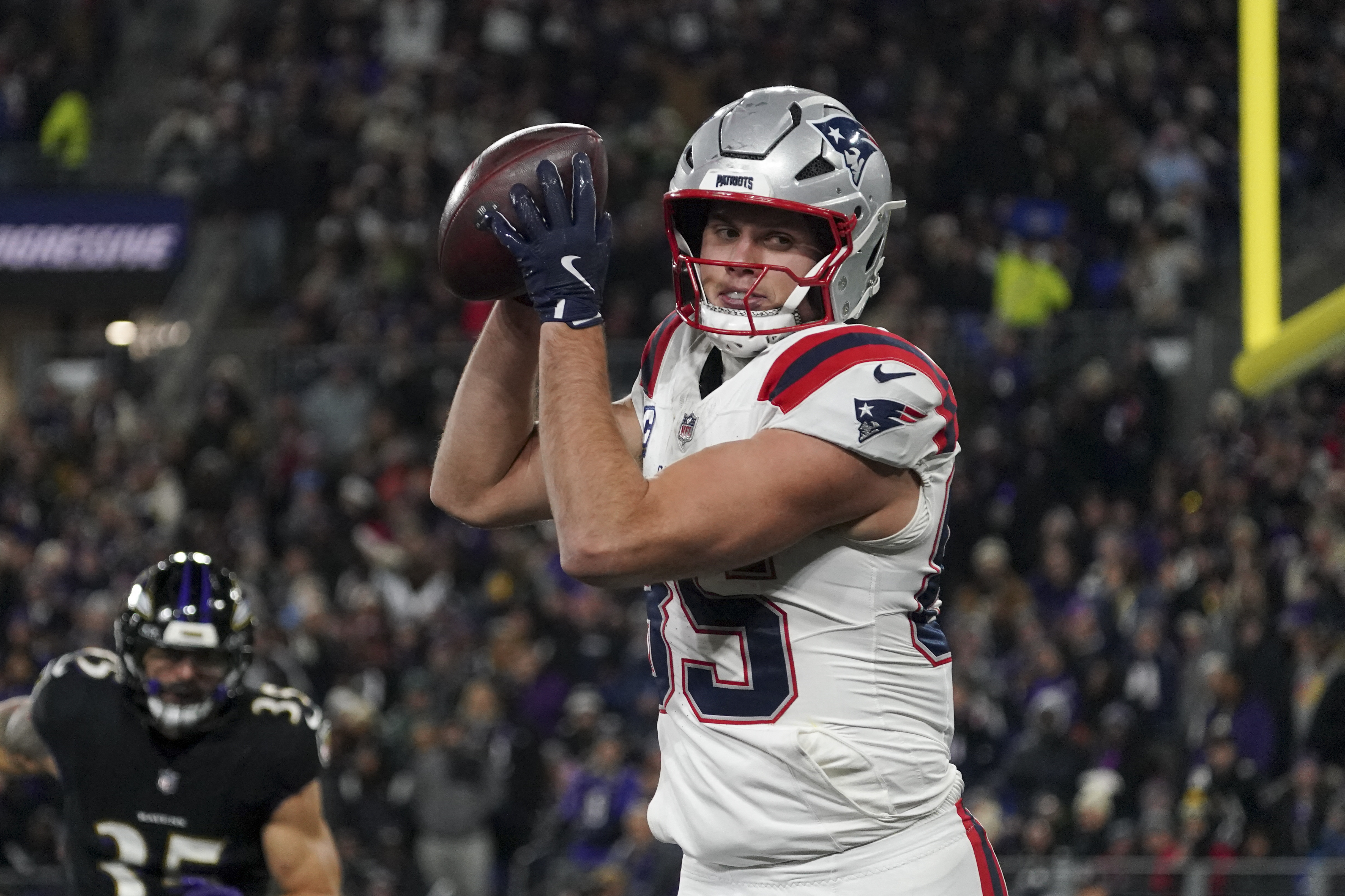 New England Patriots tight end Hunter Henry (85) makes a touchdown catch as we analyze who will score the first TD in Super Bowl 2026.