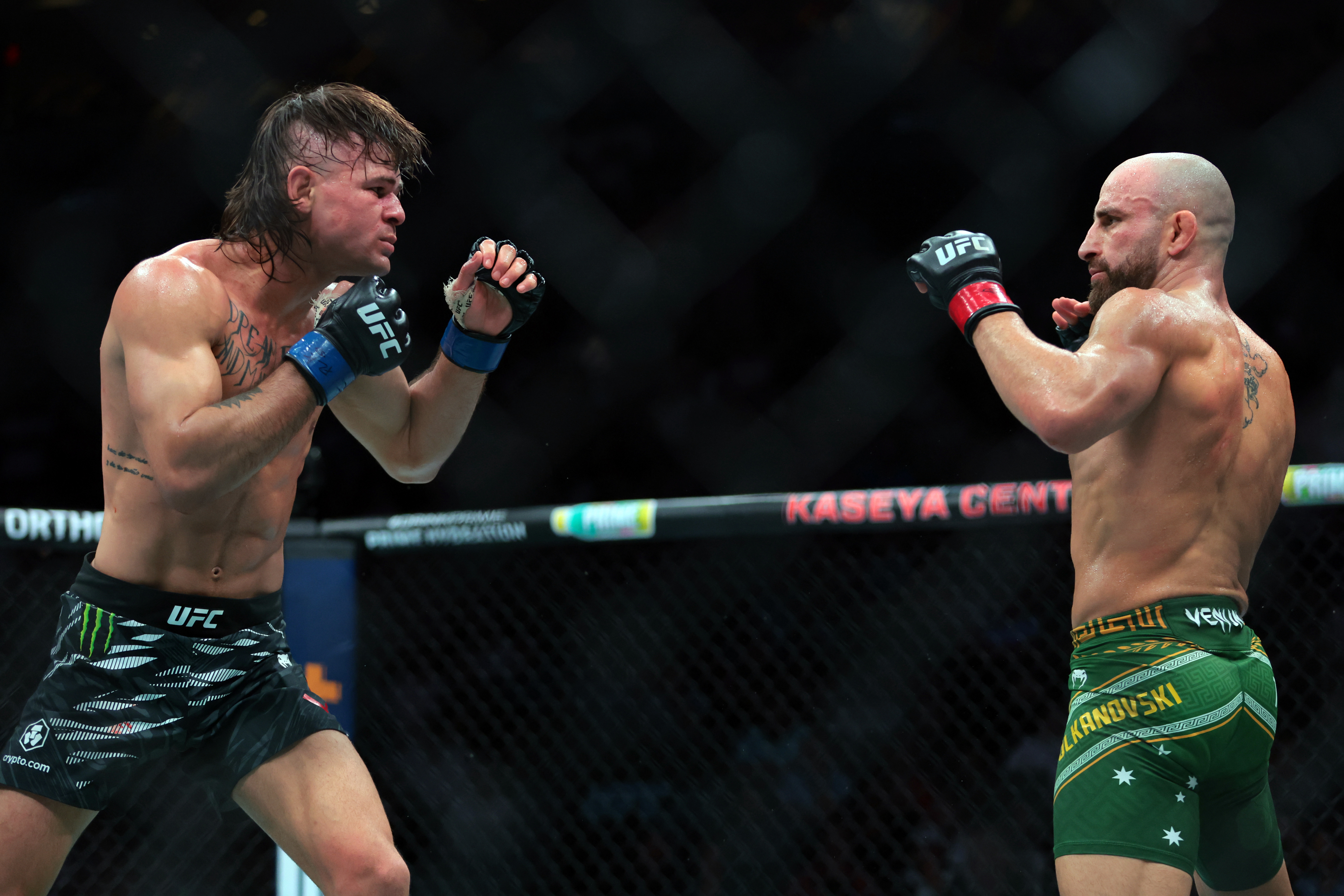  Alexander Volkanovski fights against Diego Lopes as we look at the live UFC 325 odds