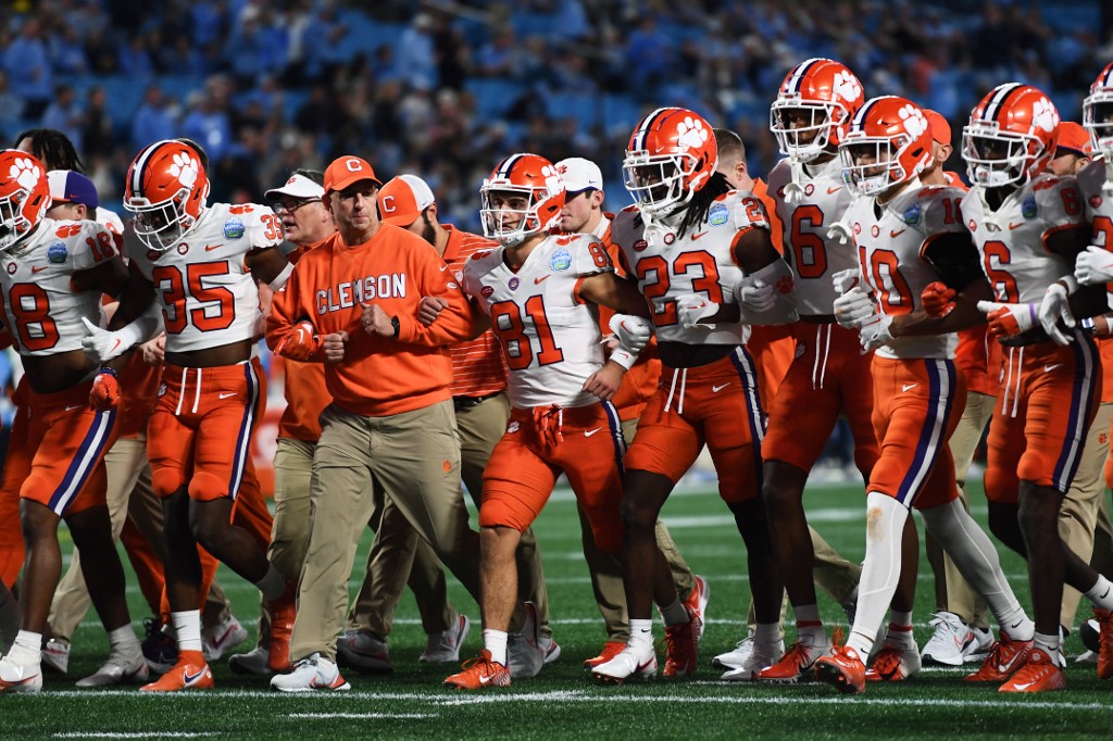 Tennessee vs Clemson: Line, Prediction, TV Channel & Live Stream for 2022  Orange Bowl