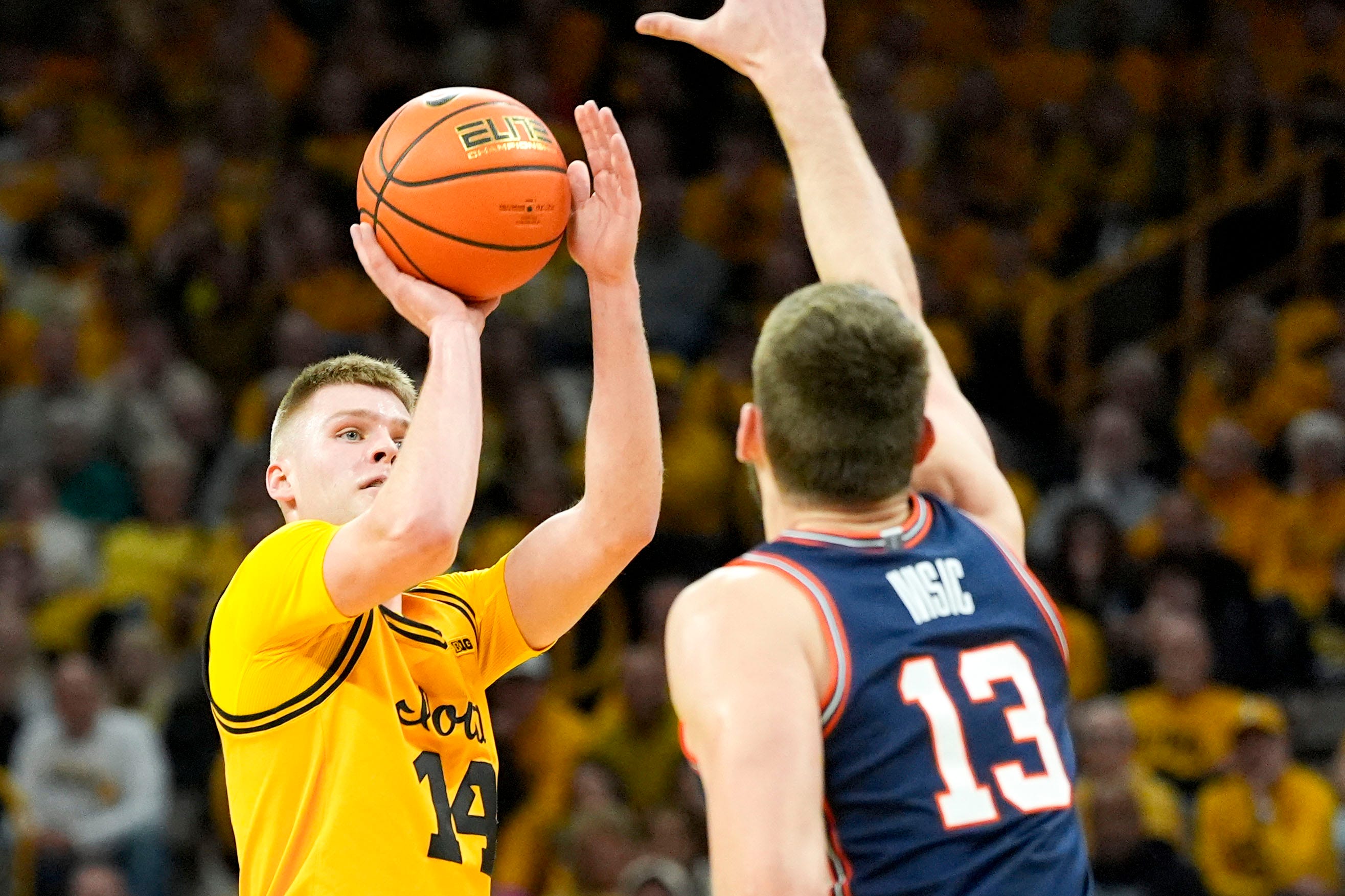 Iowa guard Bennett Stirtz - who's featured in my Iowa vs. Indiana prediction - shoots the ball. 