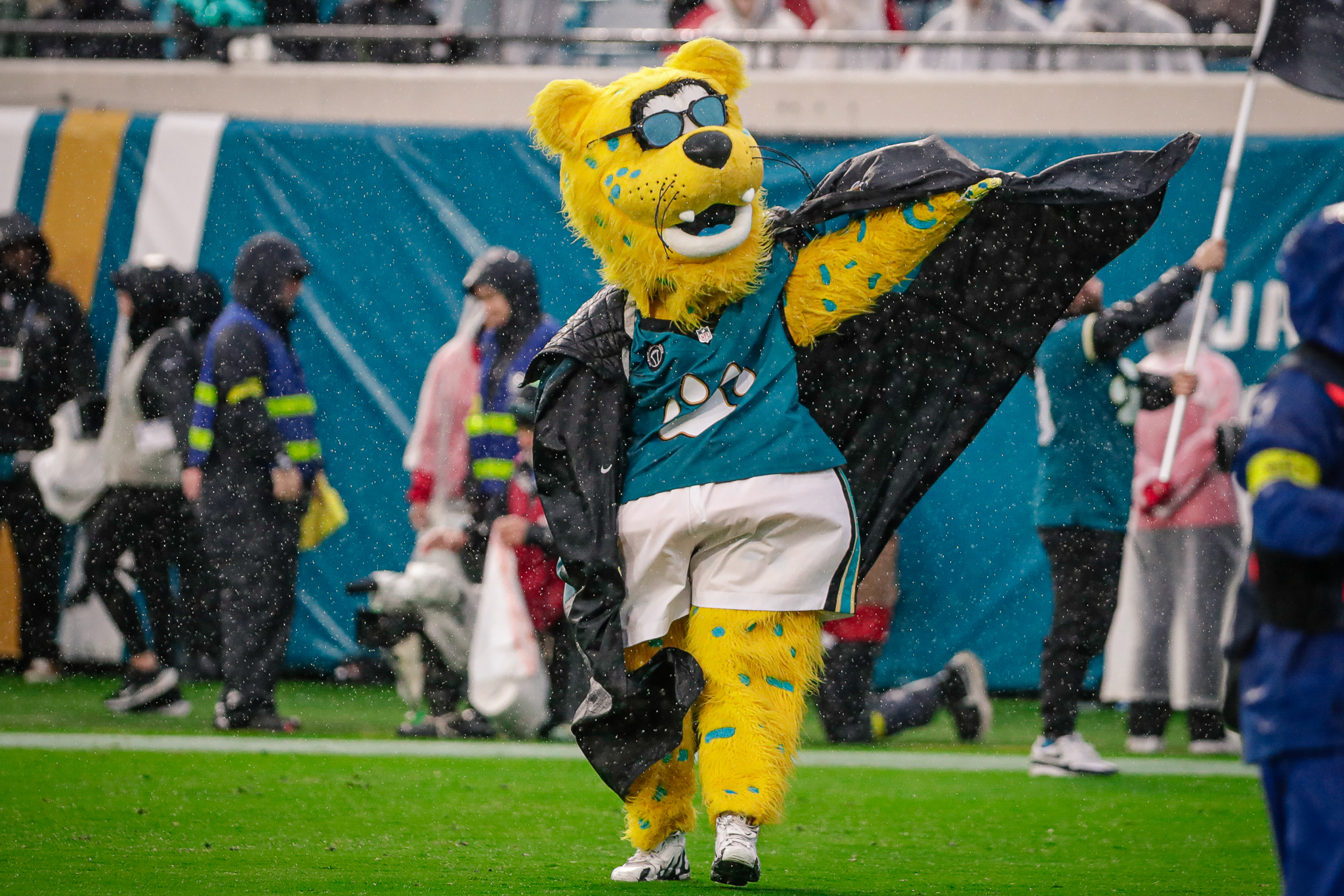 Jacksonville Jaguars mascot walks on the field in the rain as we provide our NFL weather report for Week 1.