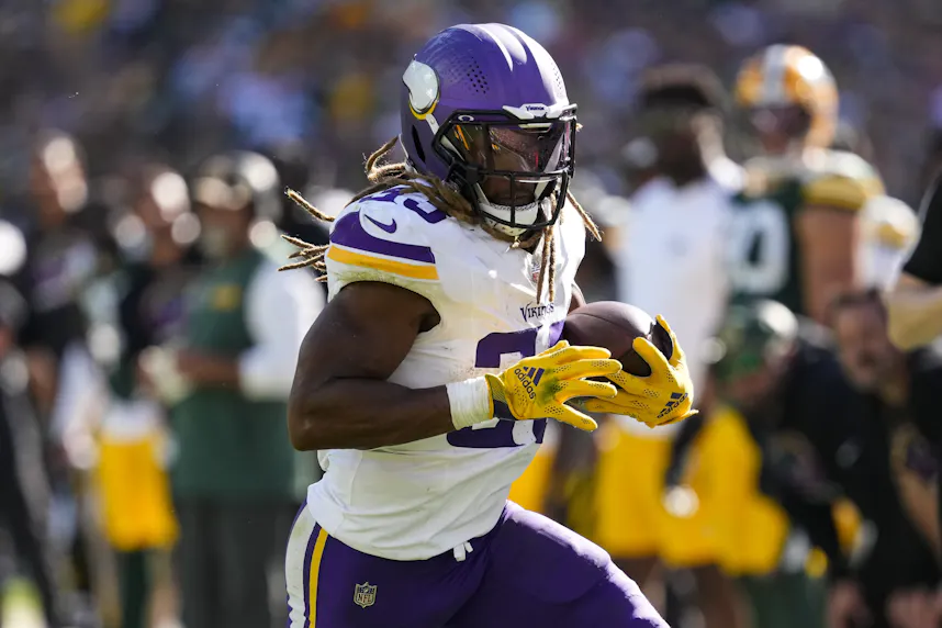 Minnesota Vikings running back Aaron Jones rushes with the football during the fourth quarter against the Green Bay Packers as we look at our Jets vs. Vikings player prop bets.