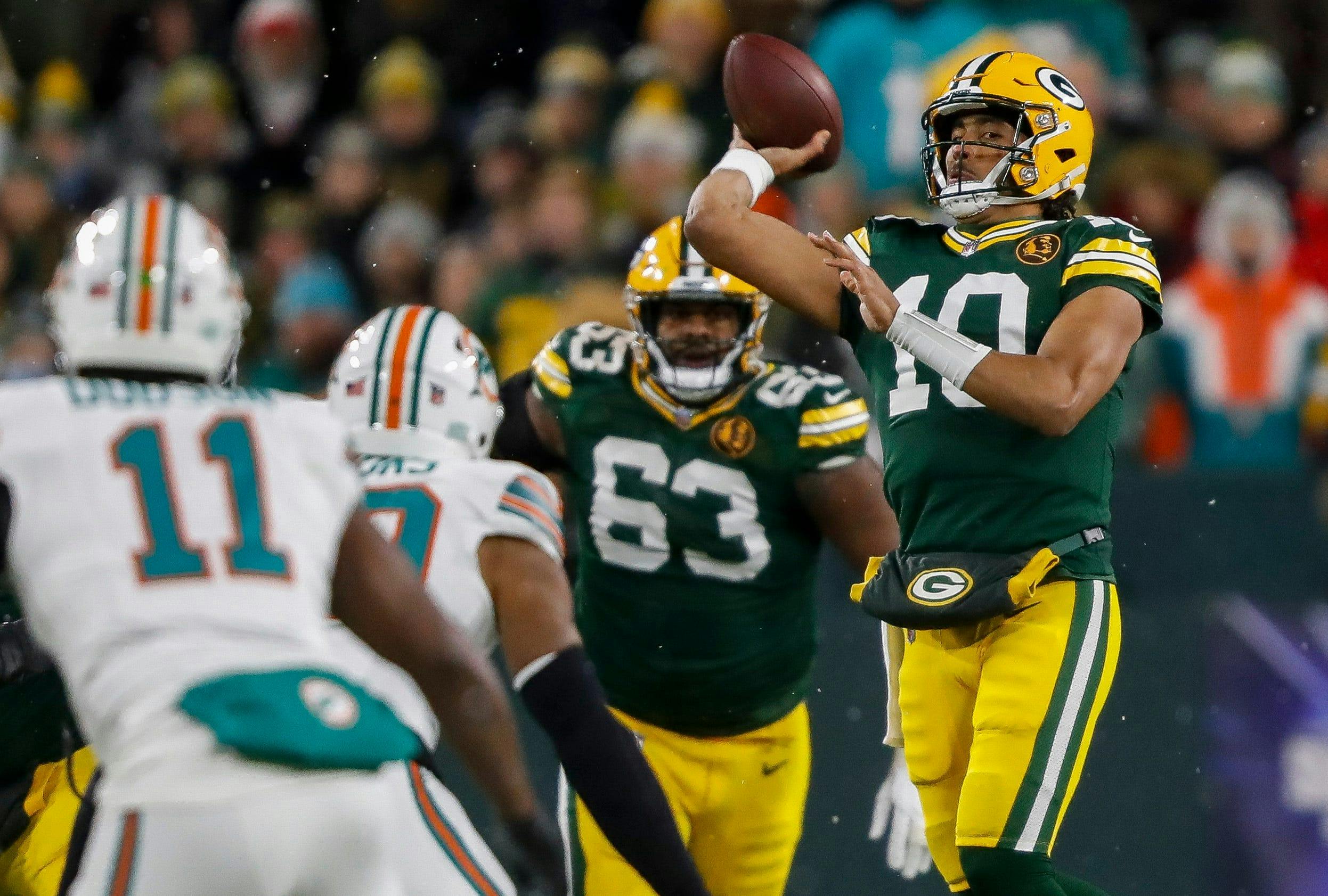 Green Bay Packers quarterback Jordan Love passes the ball against the Miami Dolphins as we analyze the 2025 Super Bowl odds. 