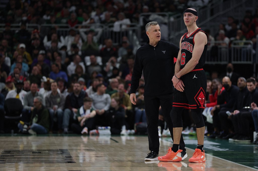 Alex Caruso (6) is not expected to be traded by the Chicago Bulls as we look at his next team odds