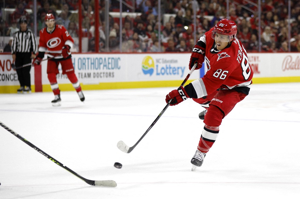 Hurricanes vs. Panthers Picks, Predictions & Odds: Can Carolina Avoid Elimination?