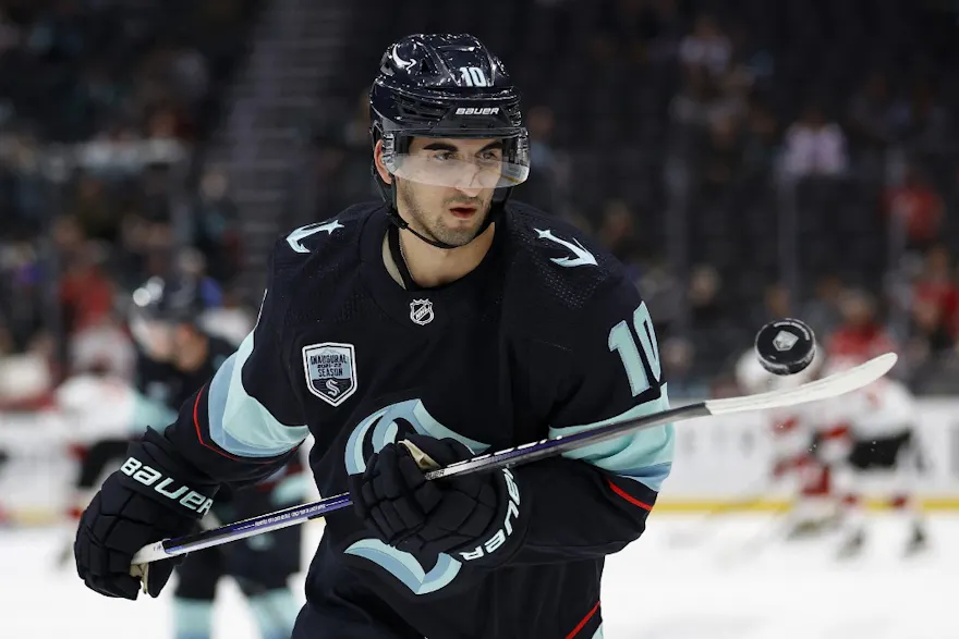 Seattle Kraken center Matty Beniers warms up by bouncing a puck on the blade of his stick as we look at our best odds and picks to win the Calder Trophy.