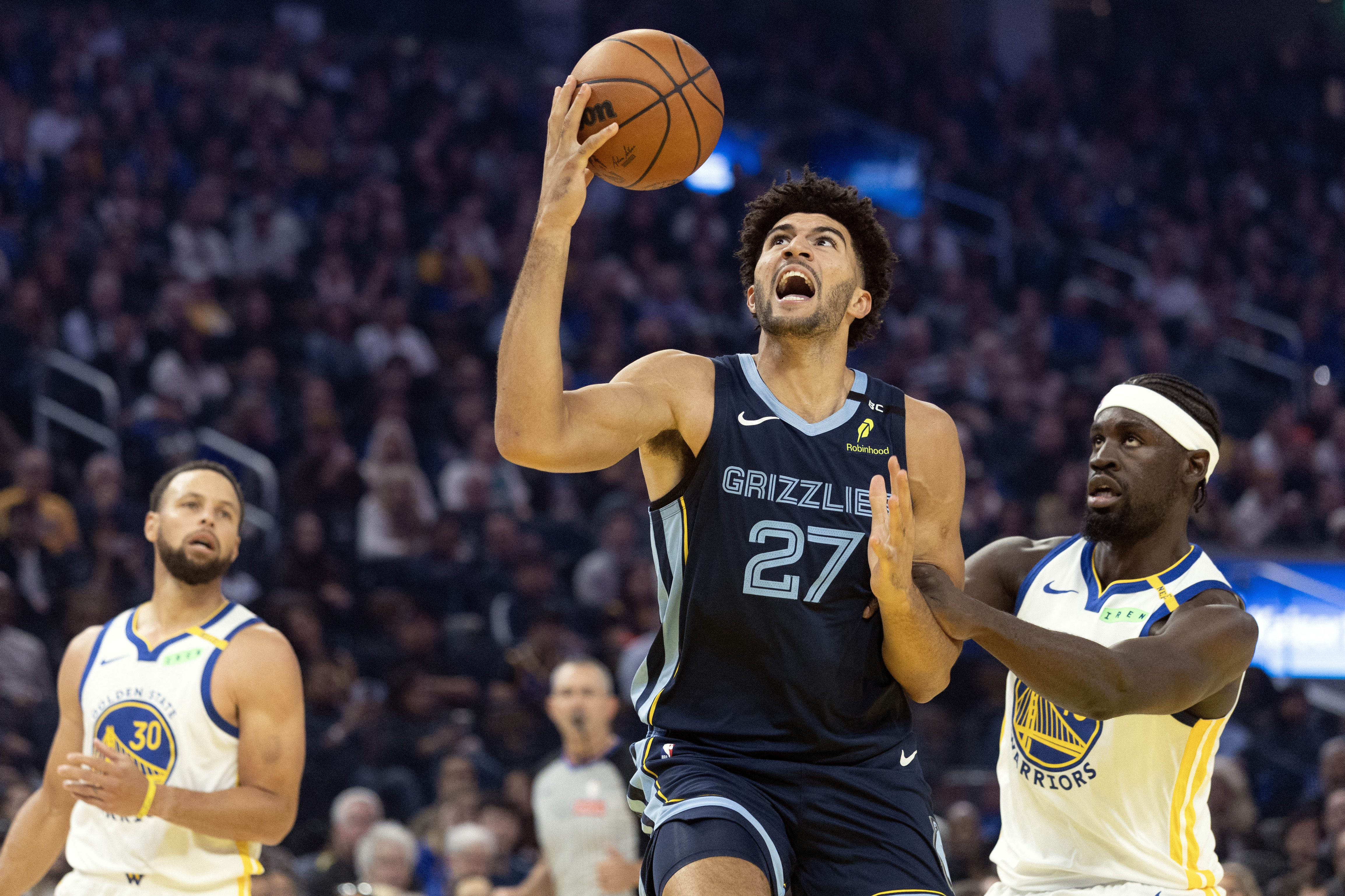 Memphis Grizzlies forward Cameron Boozer (27) drives to the basket ahead of Golden State Warriors forward Graham Ike (45) as we examine the NBA Rookie of the Year odds. 