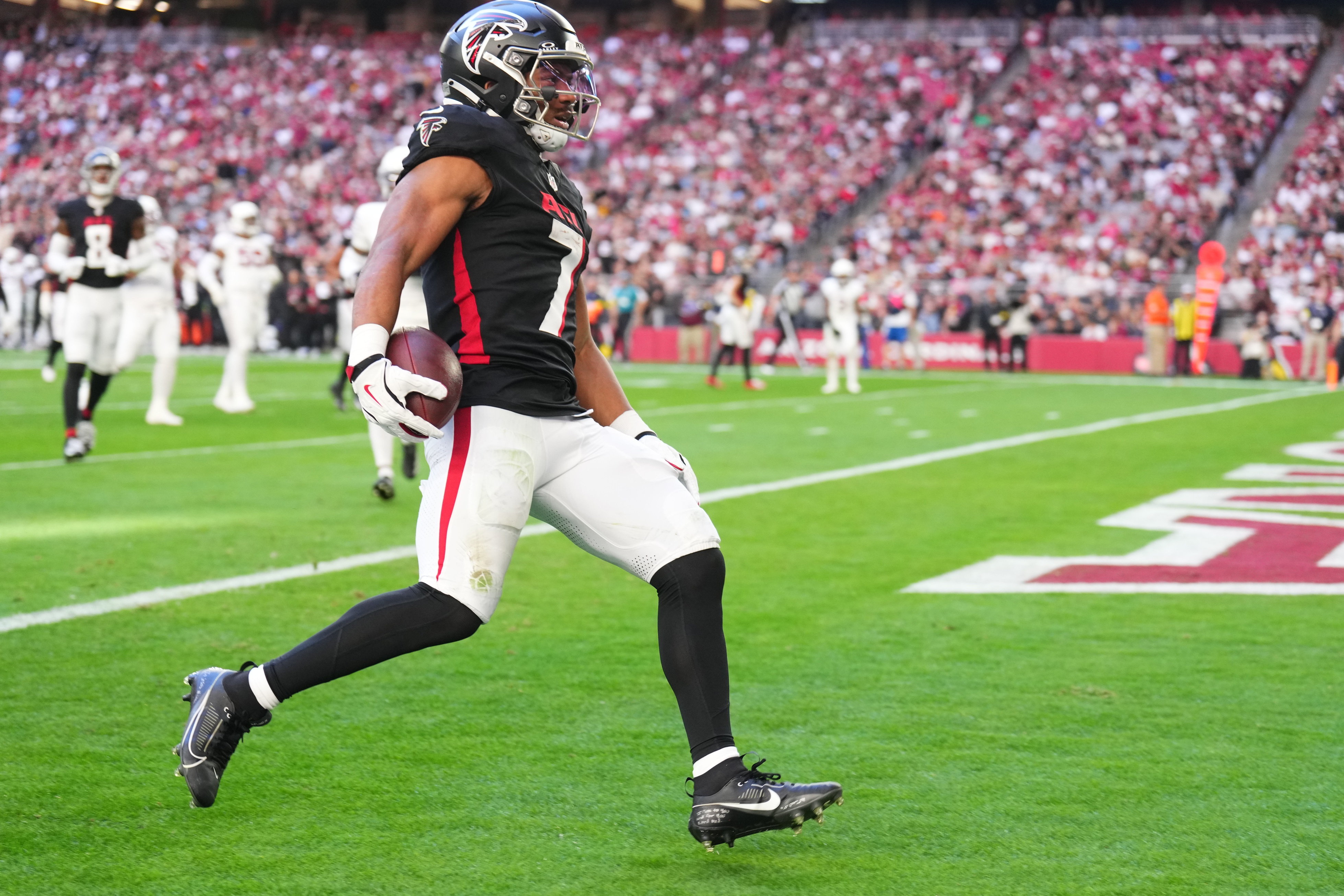 Atlanta Falcons running back Bijan Robinson (7) runs into the end zone as we offer our Rams vs. Falcons first touchdown scorer predictions for Monday Night Football.
